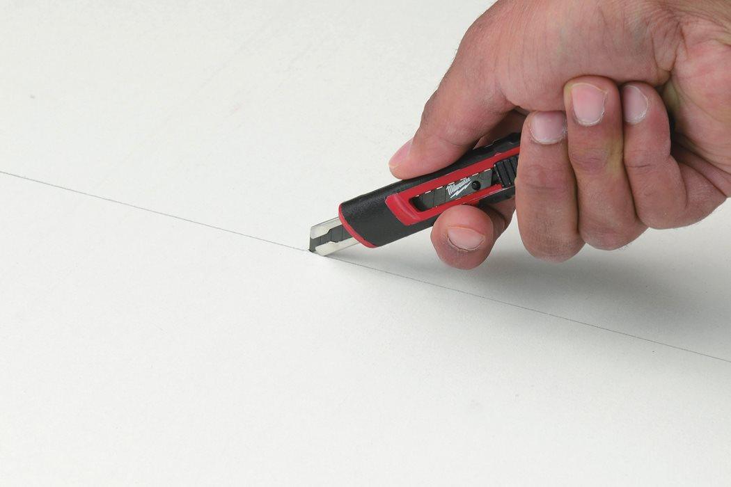 Cutter Milwaukee cu lamă segmentată 9 mm, cod 48221960 - BIG STORE (Dynamic Tools SRL)