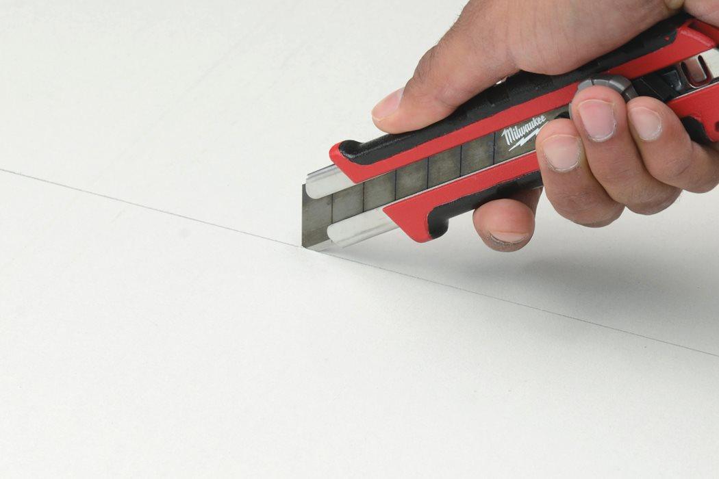 Cutter Milwaukee cu lamă segmentată 25 mm, cod 48221962 - BIG STORE (Dynamic Tools SRL)