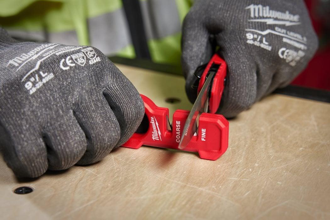 Ascuțitor compact de cuțite, Milwaukee, cod 4932478562 - BIG STORE (Dynamic Tools SRL)