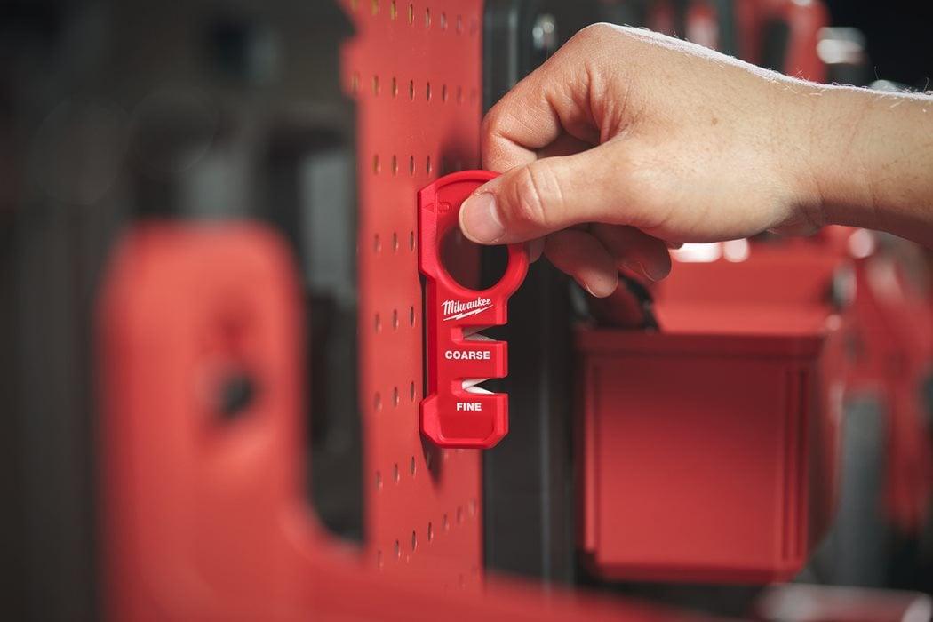 Ascuțitor compact de cuțite, Milwaukee, cod 4932478562 - BIG STORE (Dynamic Tools SRL)