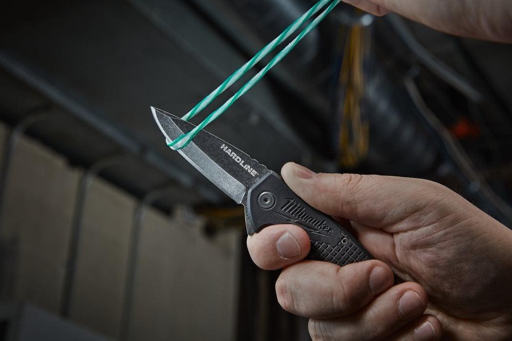 Cuțit utilitar pliabil Milwaukee HARDLINE™ cu lamă netedă, 64 mm, cod 4932492452 - BIG STORE (Dynamic Tools SRL)