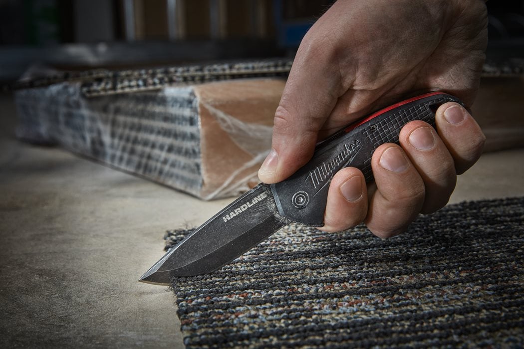 Cuțit utilitar pliabil Milwaukee HARDLINE™ cu lamă netedă, 64 mm, cod 4932492452 - BIG STORE (Dynamic Tools SRL)