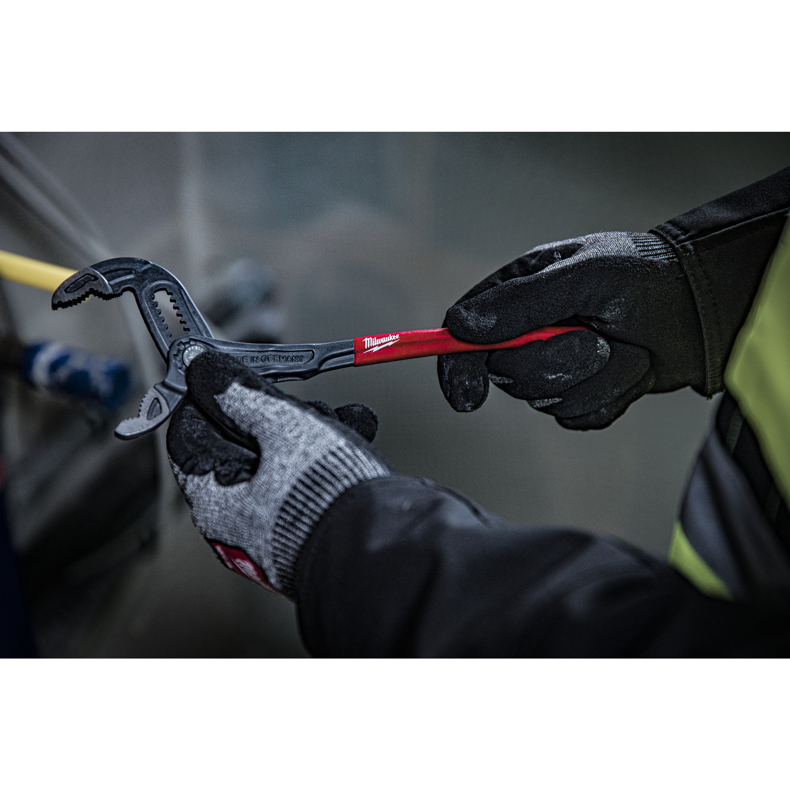 Clește reglabil pentru instalatori Milwaukee Adjustable Water Pump Plier - 250 mm, cod 4932492459