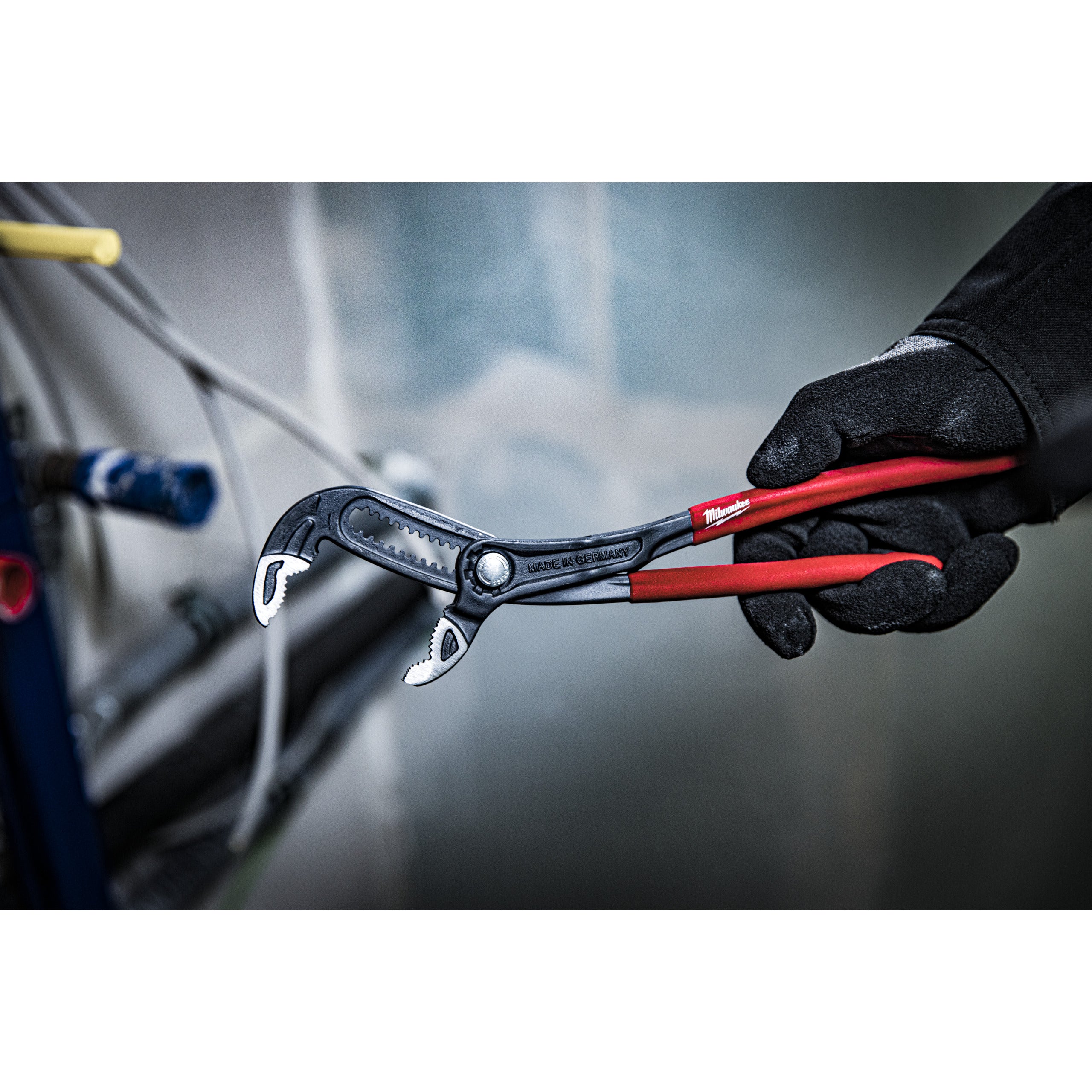 Clește reglabil pentru instalatori Milwaukee Adjustable Water Pump Plier - 250 mm, cod 4932492459