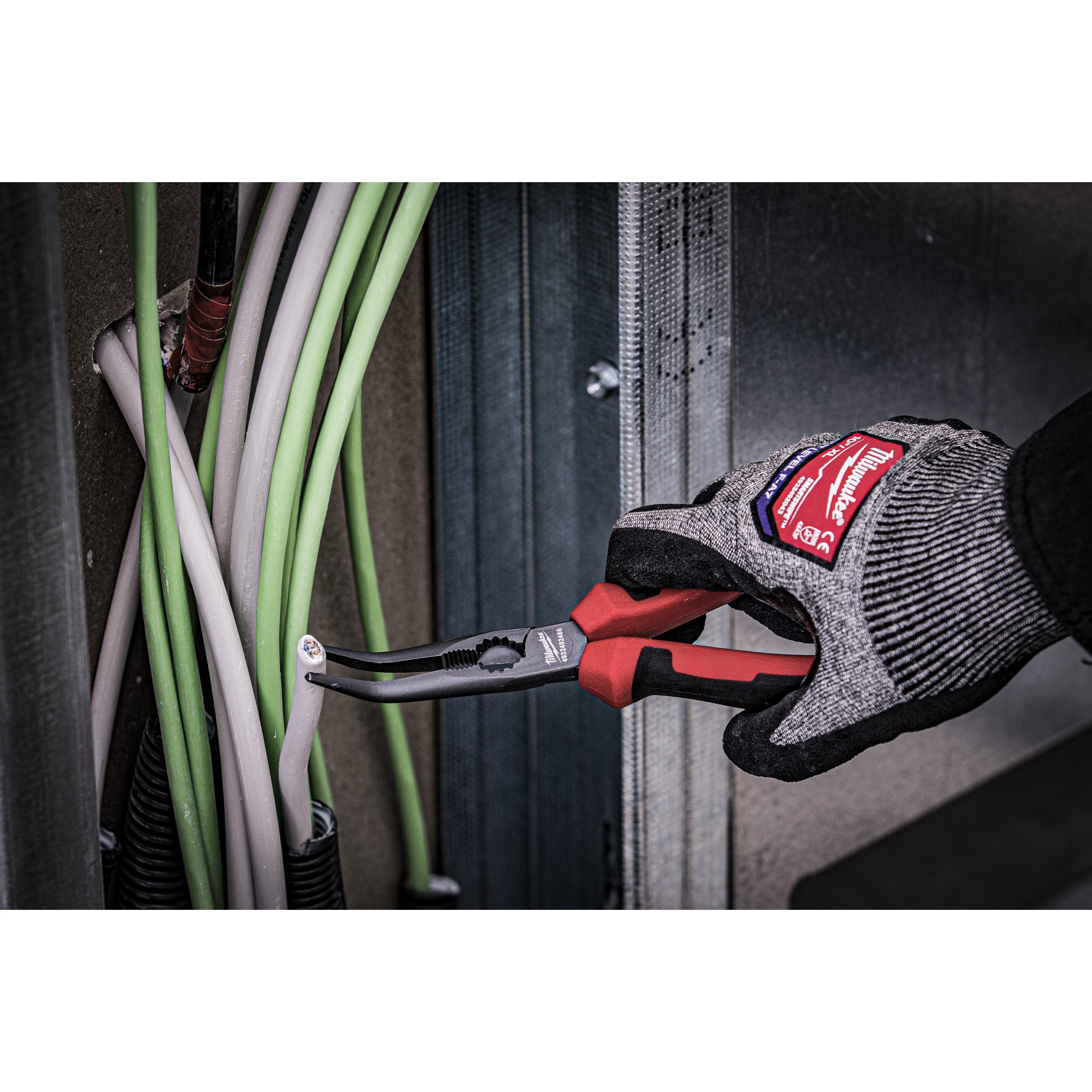 Clește nas lung Milwaukee 45° Long Nose Plier - 205 mm, cod 4932492466