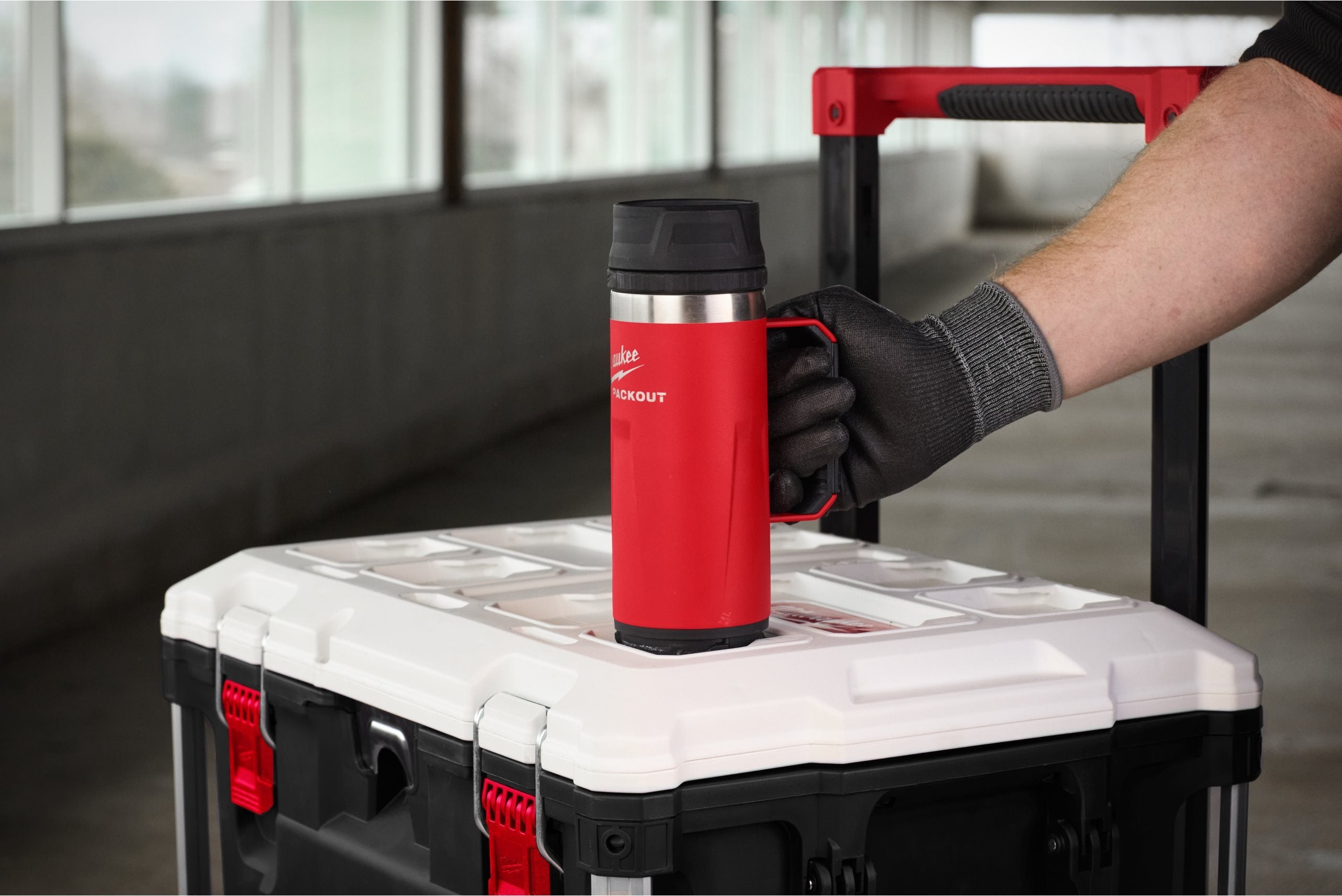 Cană Milwaukee PACKOUT™ cu capac, 532 ml, roșu / negru