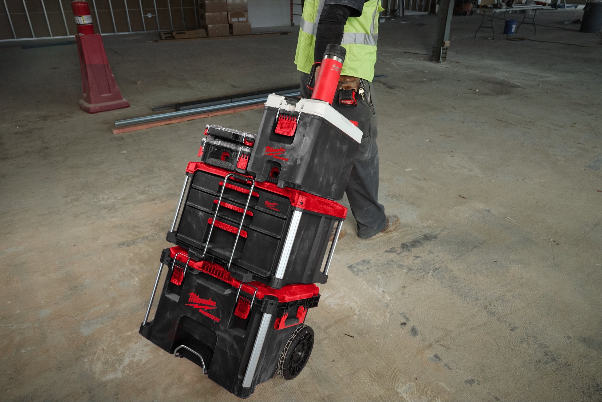 Cană Milwaukee PACKOUT™ cu capac, 532 ml, roșu / negru