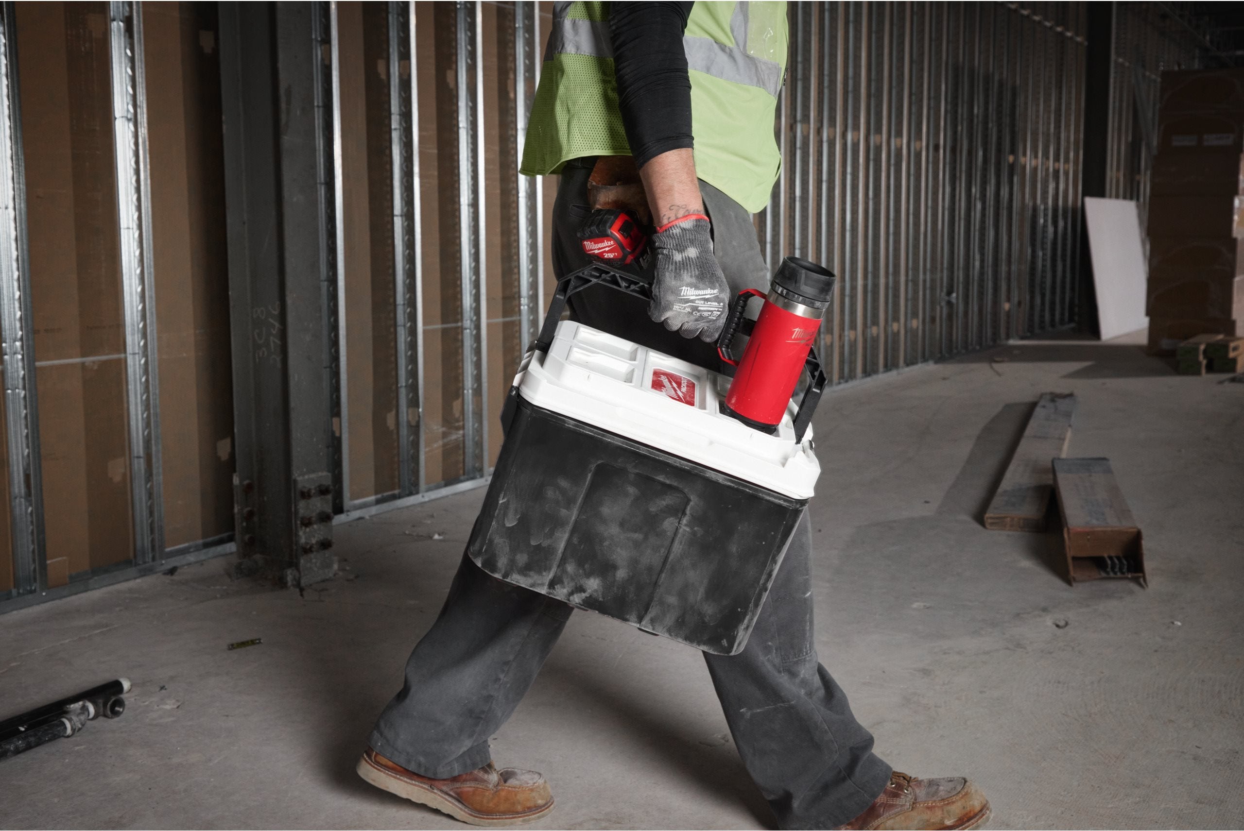 Cană Milwaukee PACKOUT™ cu capac, 532 ml, roșu / negru