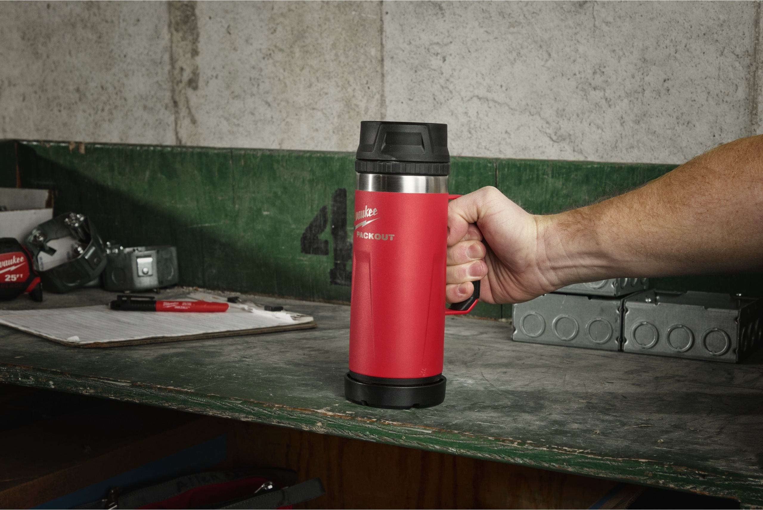 Cană Milwaukee PACKOUT™ cu capac, 532 ml, roșu / negru