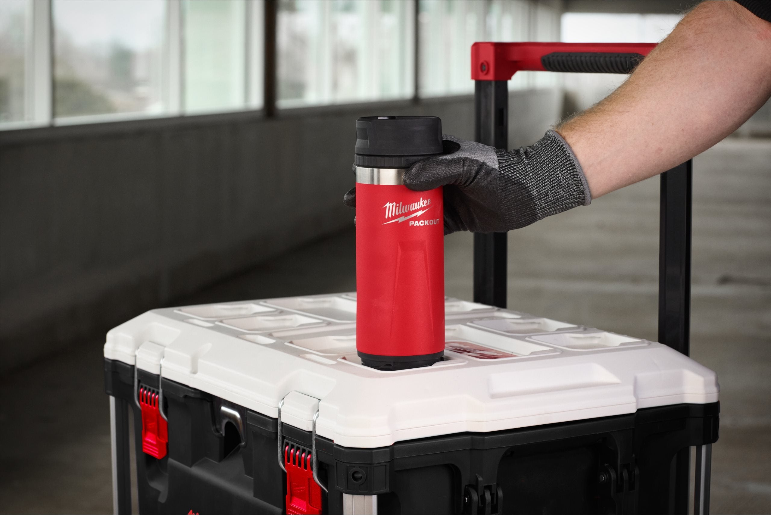 Sticlă Milwaukee PACKOUT™ cu capac, 355 / 532 ml, negru / roșu