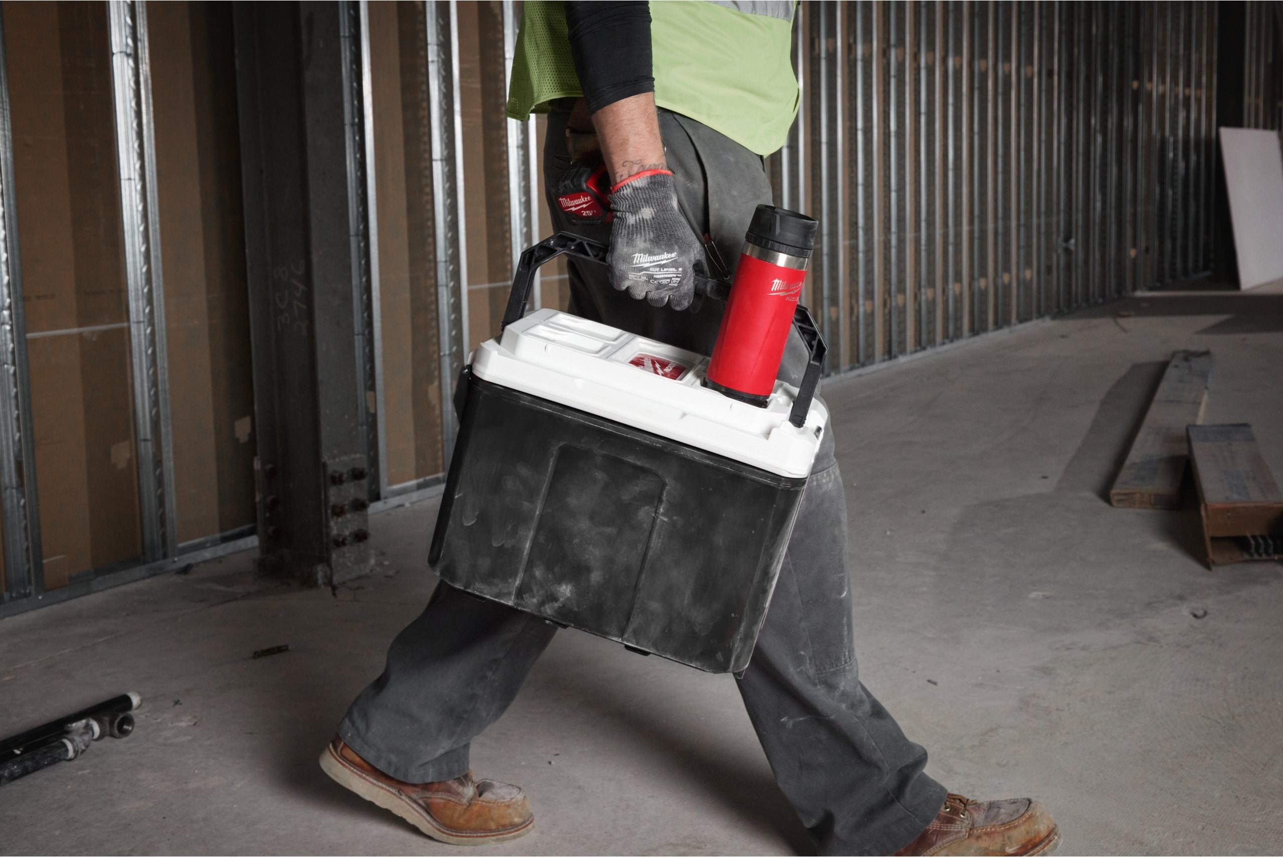 Sticlă Milwaukee PACKOUT™ cu capac, 355 / 532 ml, negru / roșu