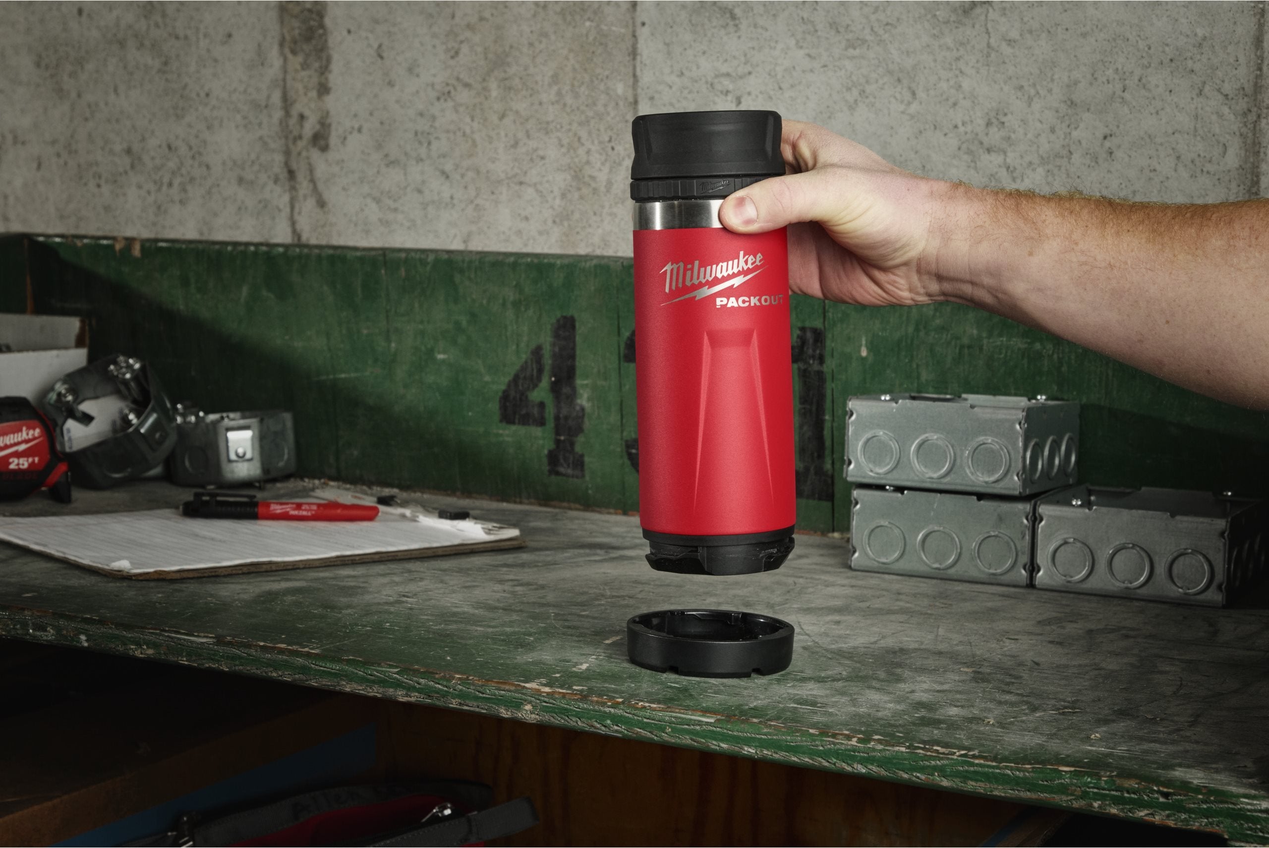 Sticlă Milwaukee PACKOUT™ cu capac, 355 / 532 ml, negru / roșu