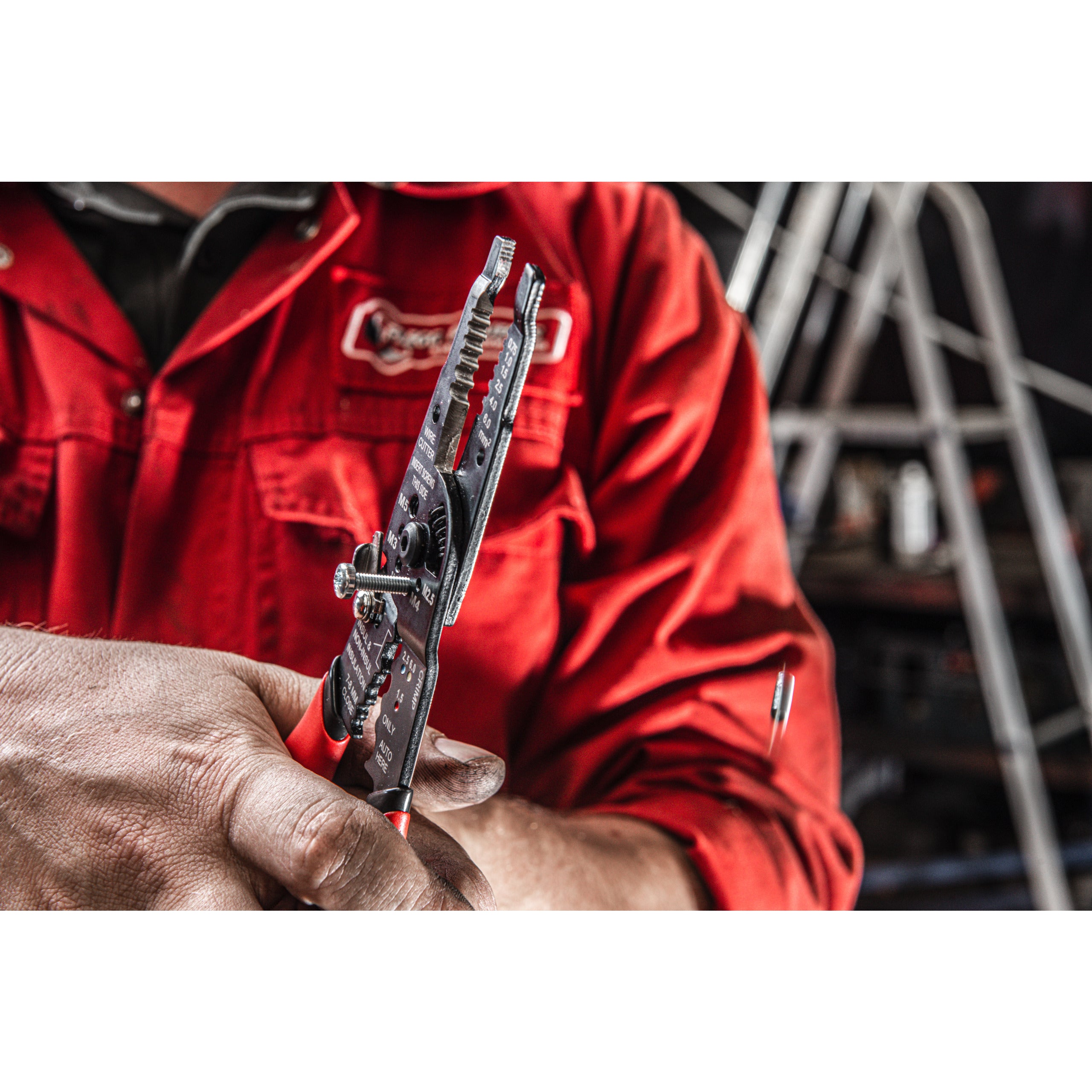 Clește multifuncțional de dezizolare și sertizare Milwaukee Multi-Purpose Wire Stripper with Crimper, cod 4932493816