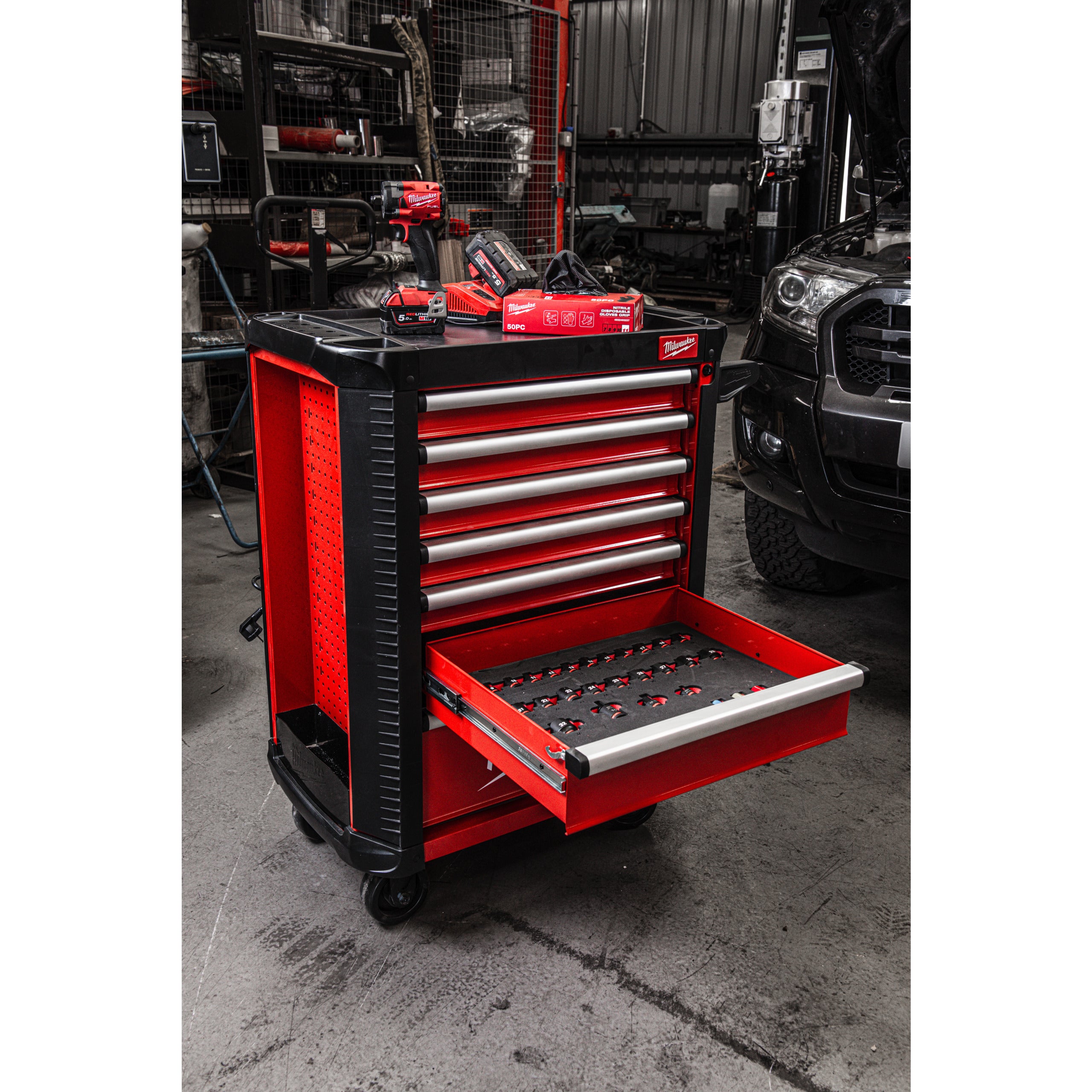 Dulap metalic TOOLGUARD™ TOOLGUARD™ Dulap de scule mobil, cu 7 sertare, metalic, 78 cm dotat cu scule, EU Milwaukee 246 pc Filled TOOLGUARDTM 30IN/78cm GREY, cod 4932500743