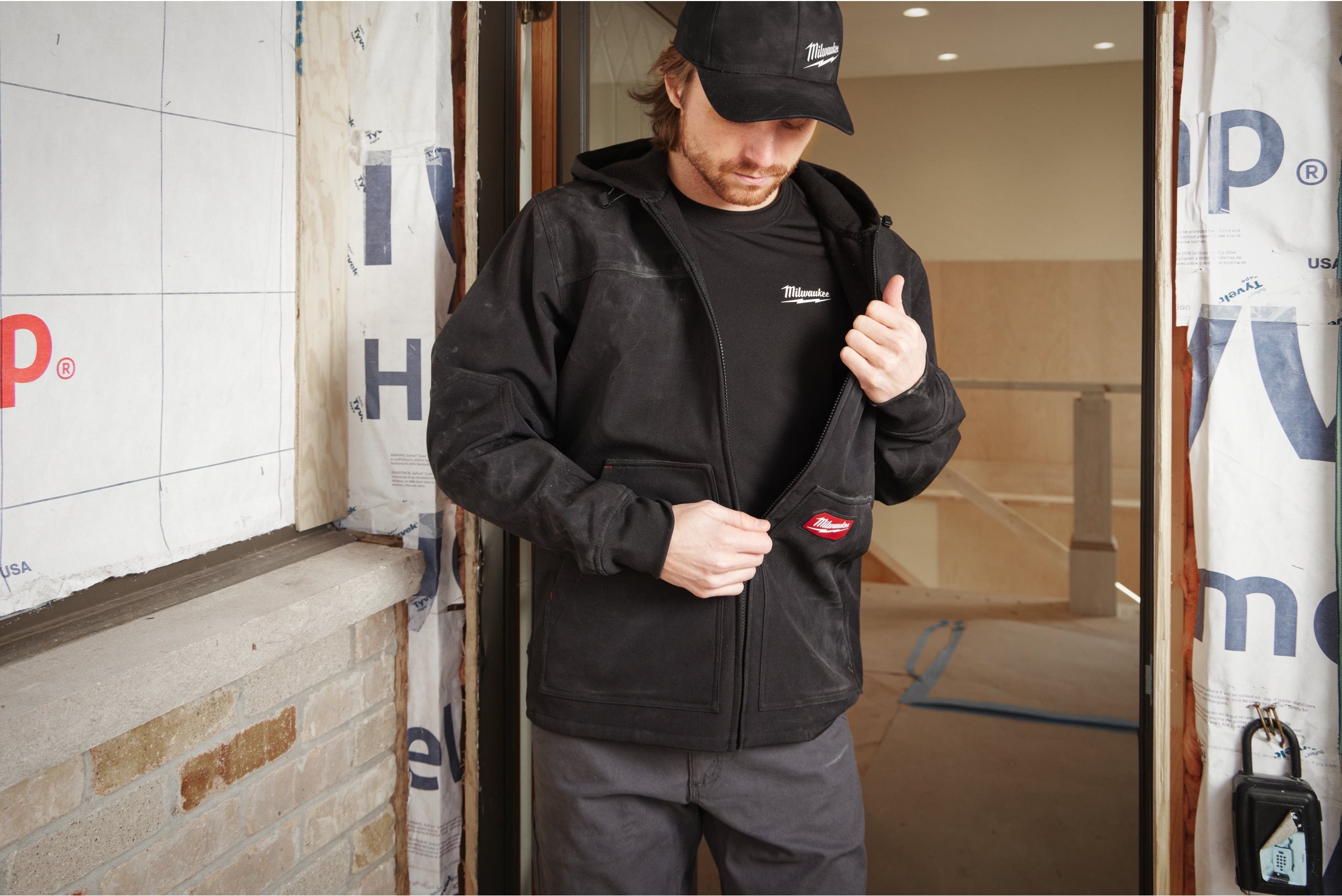 Jachetă Milwaukee SJ BL SOFTSHELL neagră cu glugă FREEFLEX™