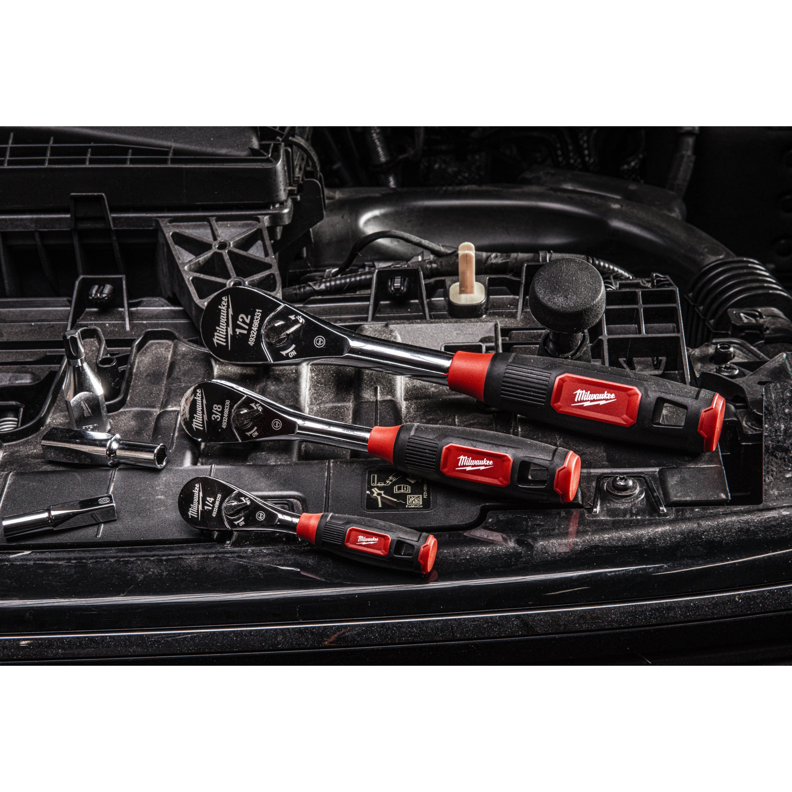 Antrenor cu clichet ⅜″ cu mâner ergonomic aderent Milwaukee 3/8'' Ratchet with Comfort Grip, cod 4932498330
