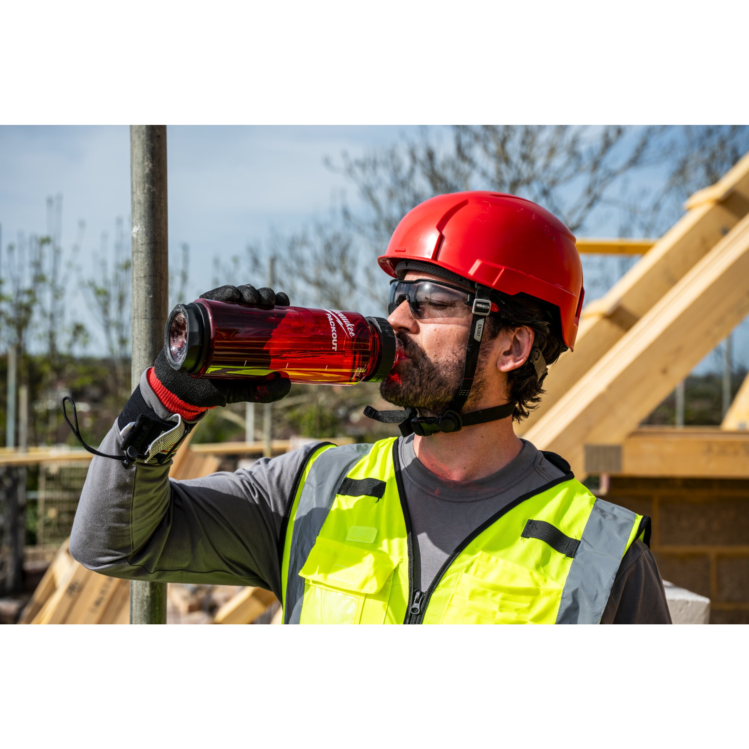Sticlă de plastic PACKOUT™ Milwaukee 1005 ml Plastic Bottle Chug Lid Red, cod 4932498637