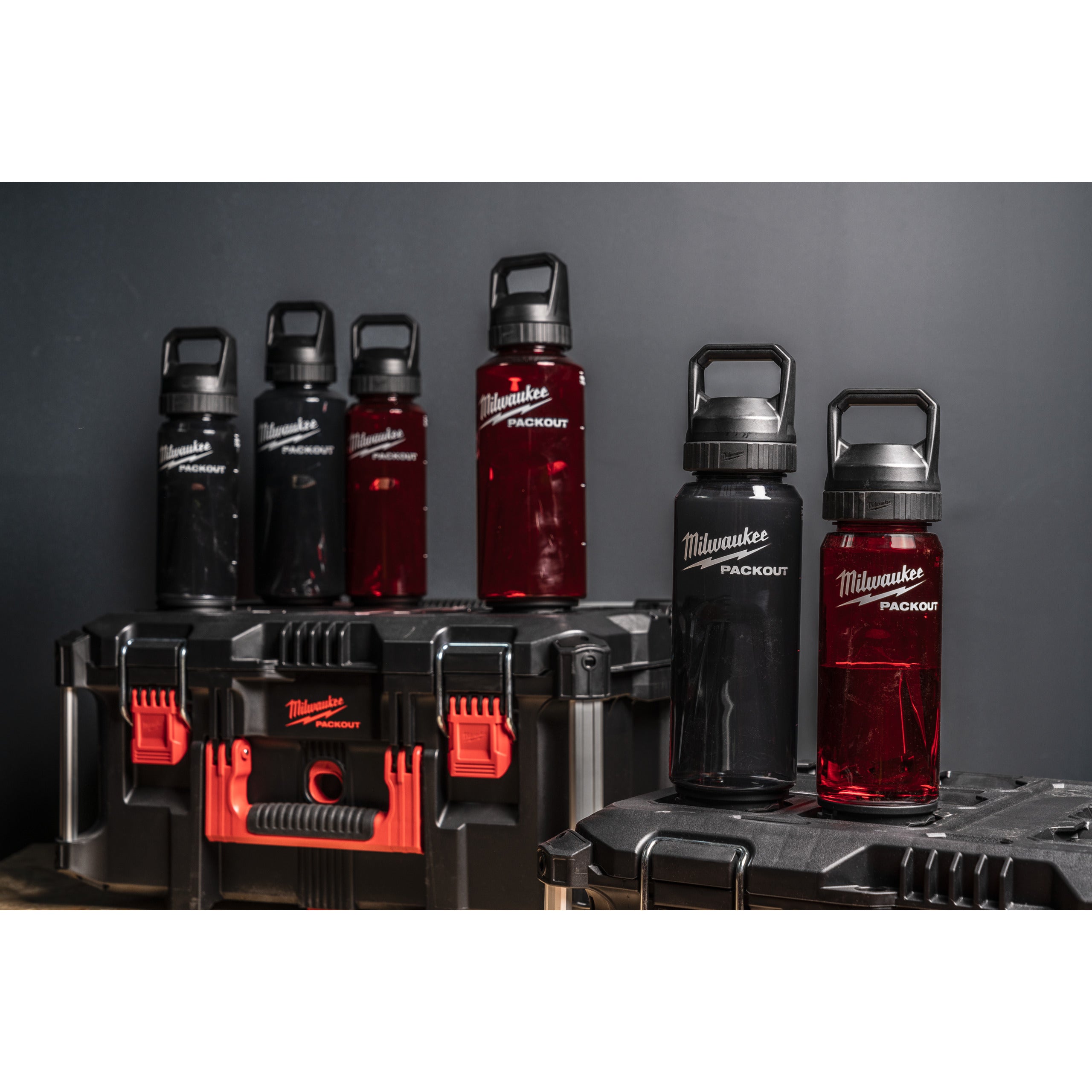 Sticlă de plastic PACKOUT™ Milwaukee 1420 ml Plastic Bottle Chug Lid Red, cod 4932498638