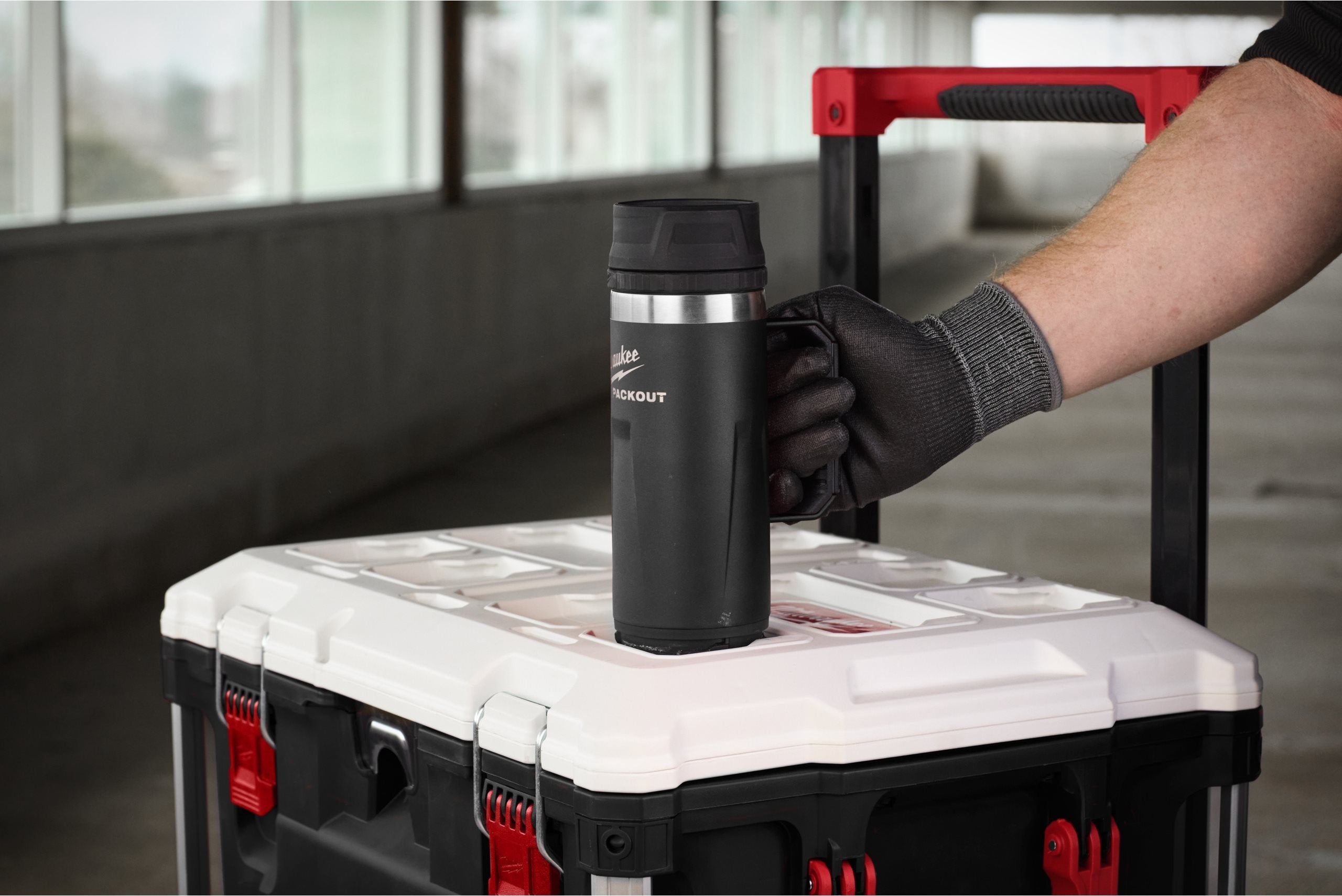 Sticlă Milwaukee PACKOUT™ cu capac, 355 / 532 ml, negru / roșu
