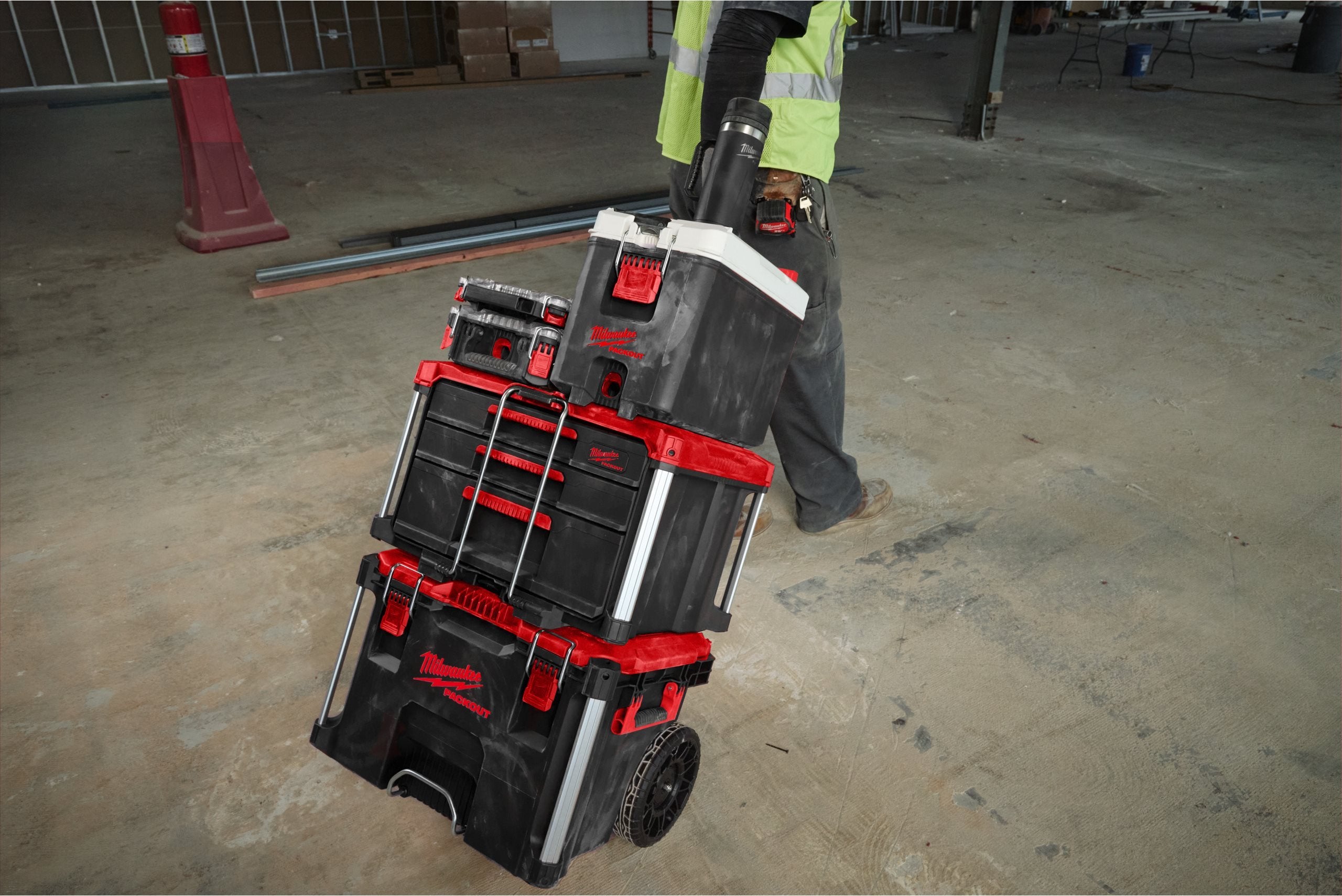 Sticlă Milwaukee PACKOUT™ cu capac, 355 / 532 ml, negru / roșu