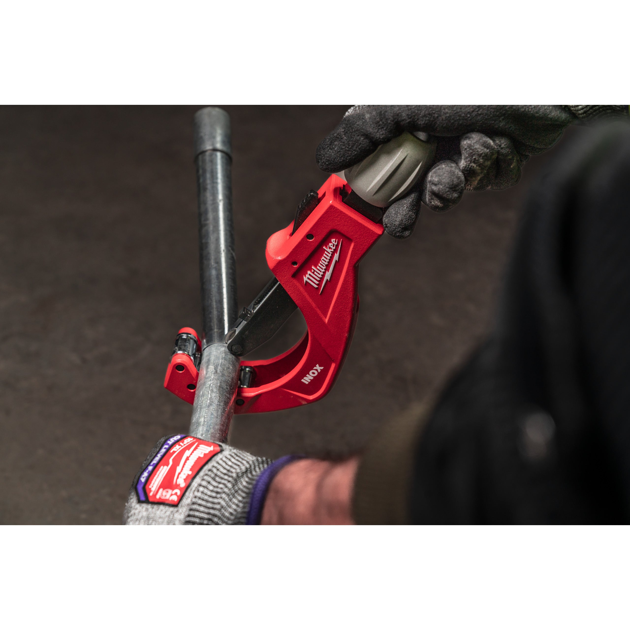 Cutter cu role pentru țevi din inox Milwaukee Constant Swing Inox Tubing Cutter 42mm, cod 4932499089