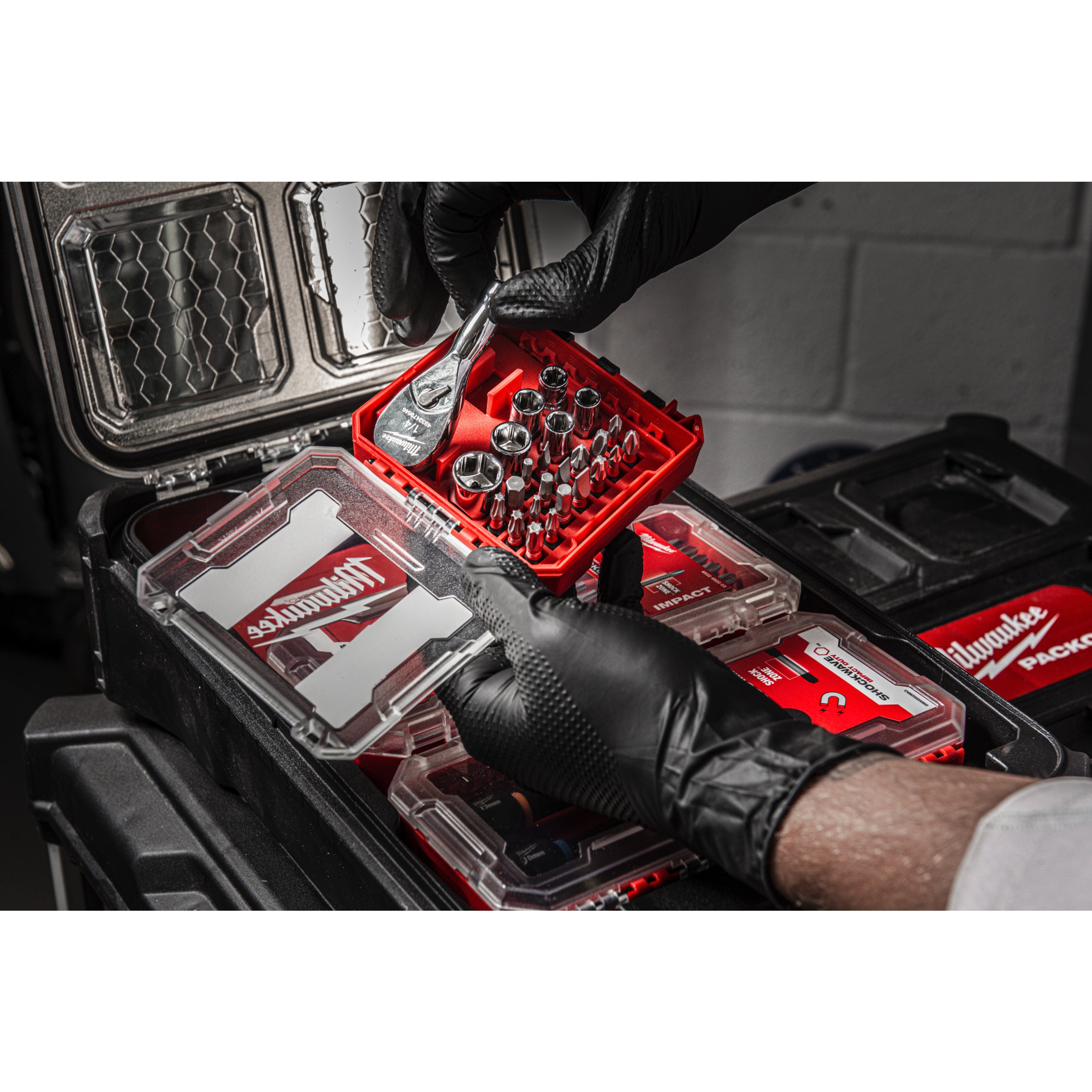 Set antrenor cu clichet Set compact cu antrenor cu clichet ¼″, biți și chei tubulare în cutie compatibilă PACKOUT™ Milwaukee 25 pc 1/4" Drive Compact Ratchet Set in Packout compatible Box, cod 4932499470