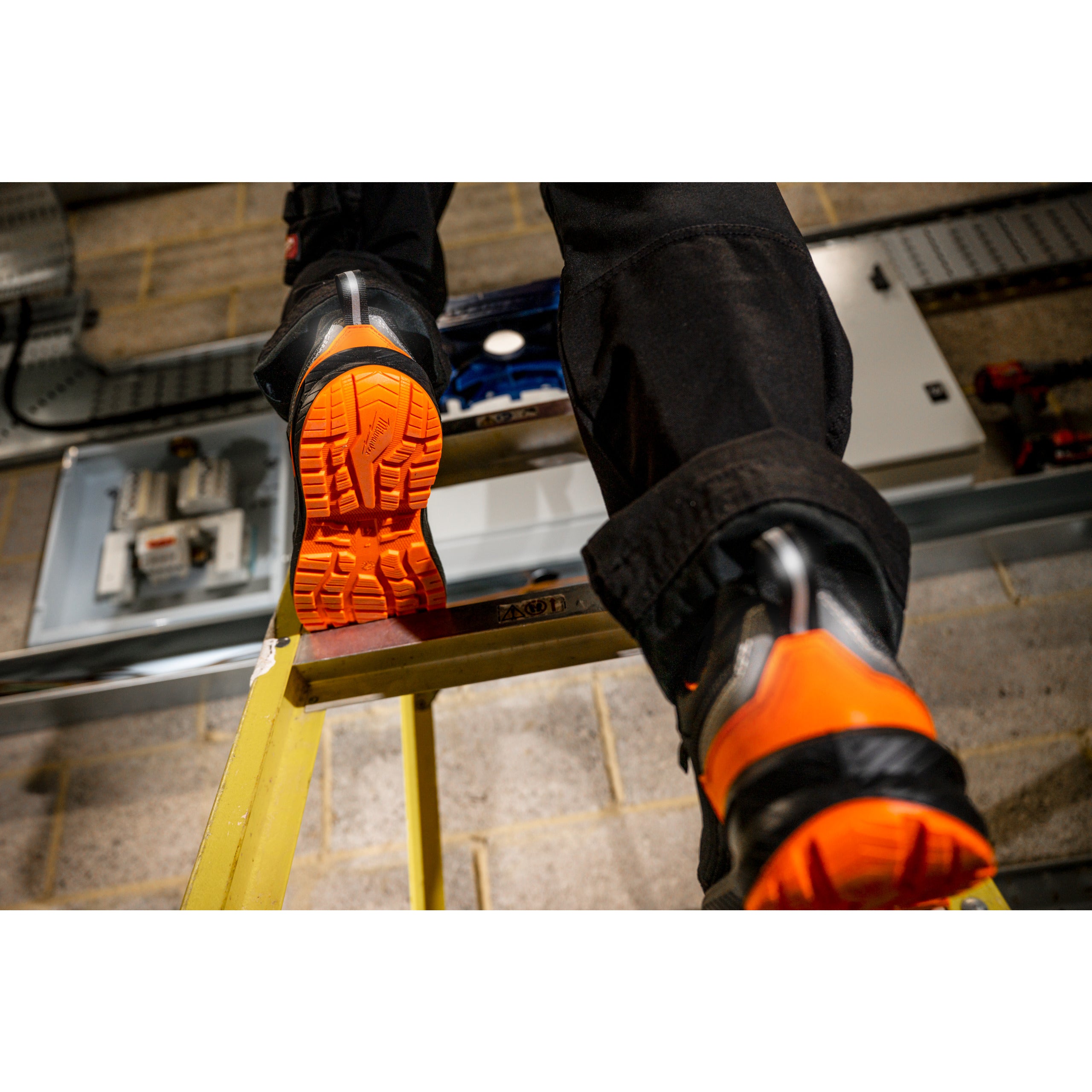 Pantofi de protecție Flextred™ S1PS Hi Vis SC FO SR ESD Milwaukee FXT S1PS Orange 1L919199 SC FO SR ESD 37, cod 4932501559
