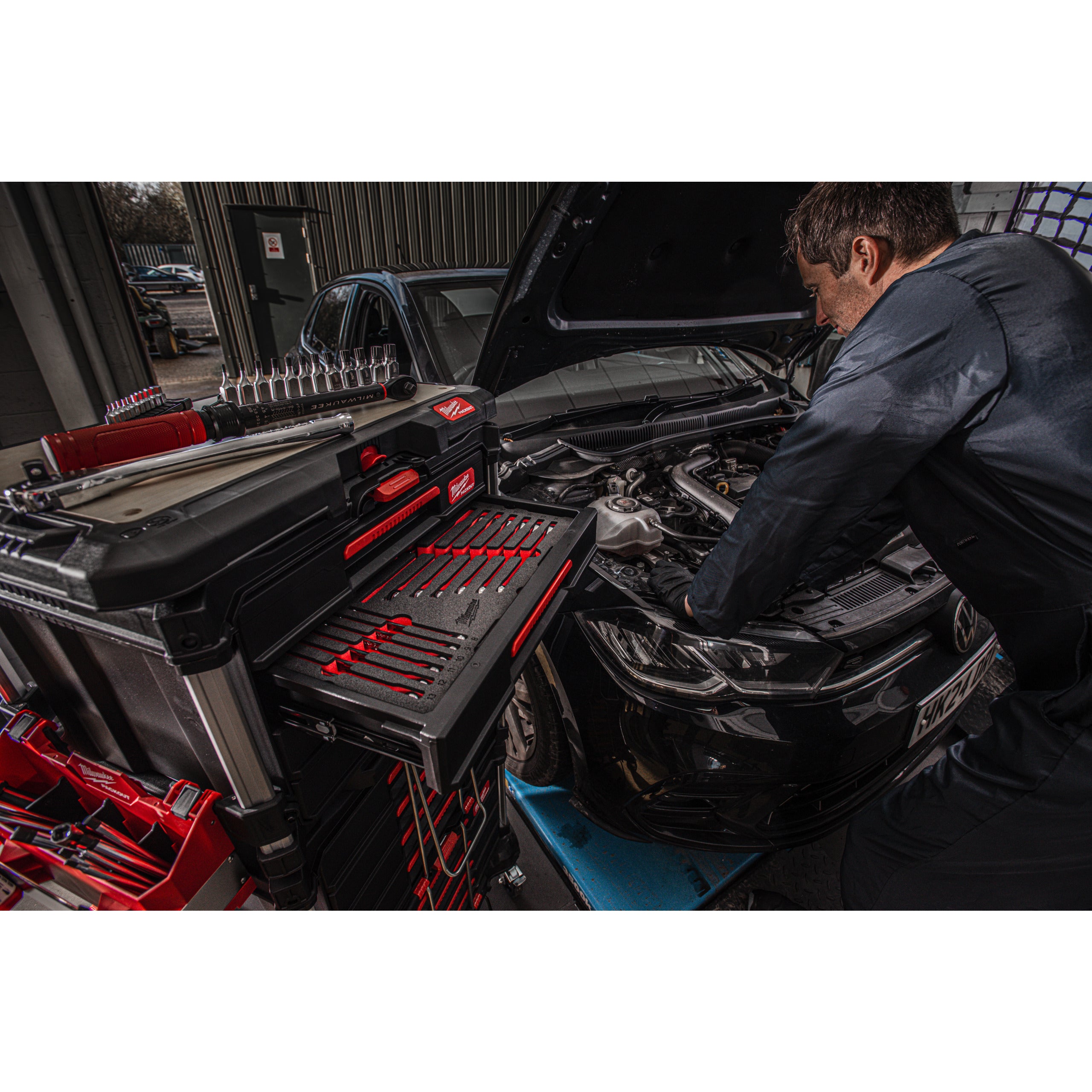 Inserție din spumă PACKOUT™ pentru mecanici Milwaukee 244 pc Filled PackoutTM 1/4. 3/8'' and 1/2'' Drive Ratchets and Sockets Set, cod 4932501864