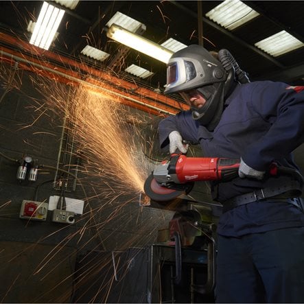 Polizor unghiular 230 mm 2400 W cu sistem frânare rapidă, ambreiaj de siguranță și mâner anti-vibrații Milwaukee AGVKB-24-230EKX, cod 4933471464