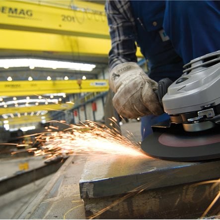 Polizor unghiular 230 mm 2400 W cu mâner anti-vibrații și ambreiaj de siguranță Milwaukee AGVM24-230GEX, cod 4933402475