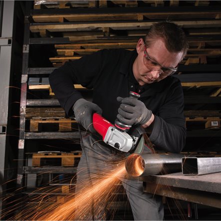 Polizor unghiular 125 mm 1200 W cu mâner anti-vibrații Milwaukee AGV12-125X, cod 4933428085