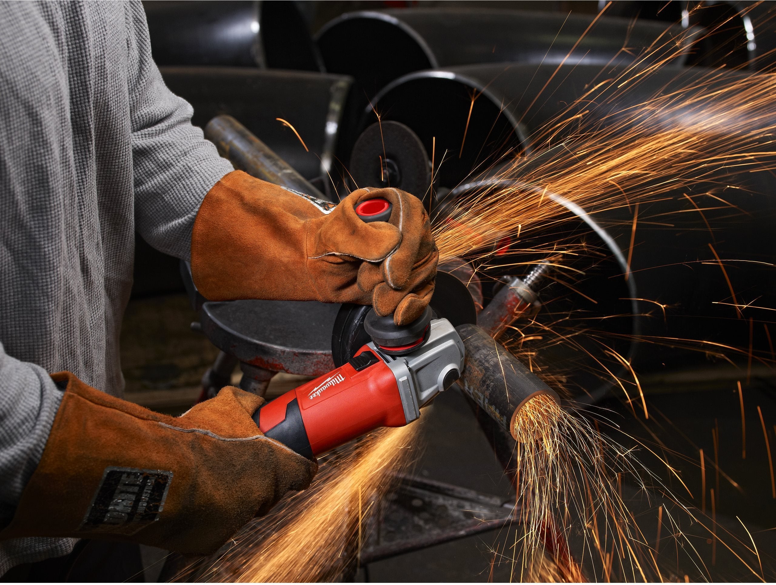 Polizor unghiular 125/150 mm 1550 W cu mâner anti-vibrații Milwaukee AGV15-150XC, cod 4933459165