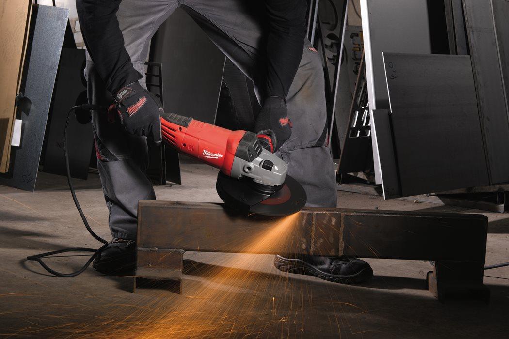 Polizor unghiular 230 mm 2200 W cu mâner anti-vibrații Milwaukee AGV22-230E, cod 4933431850 - BIG STORE (Dynamic Tools SRL)