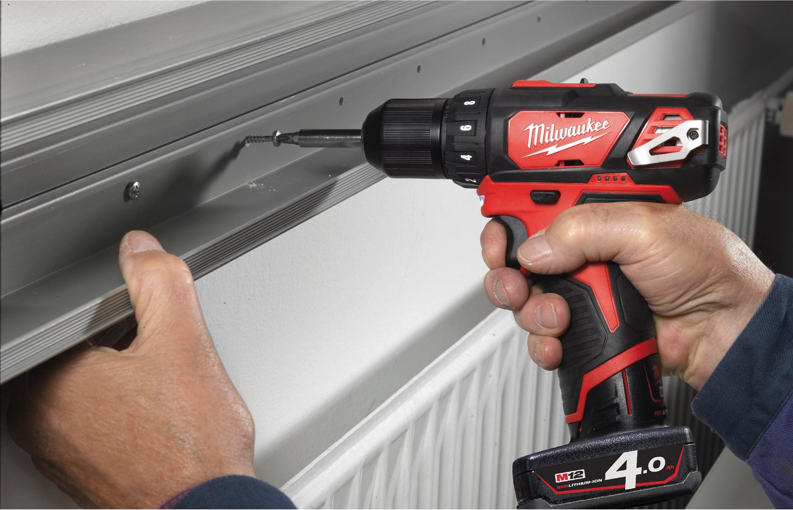 Mașină de găurit și înșurubat Milwaukee M12 BDD-202X, 12V, subcompactă, 2 x acumulator M12 B2, 1 x încărcător C12 C, 1 x cutie HD