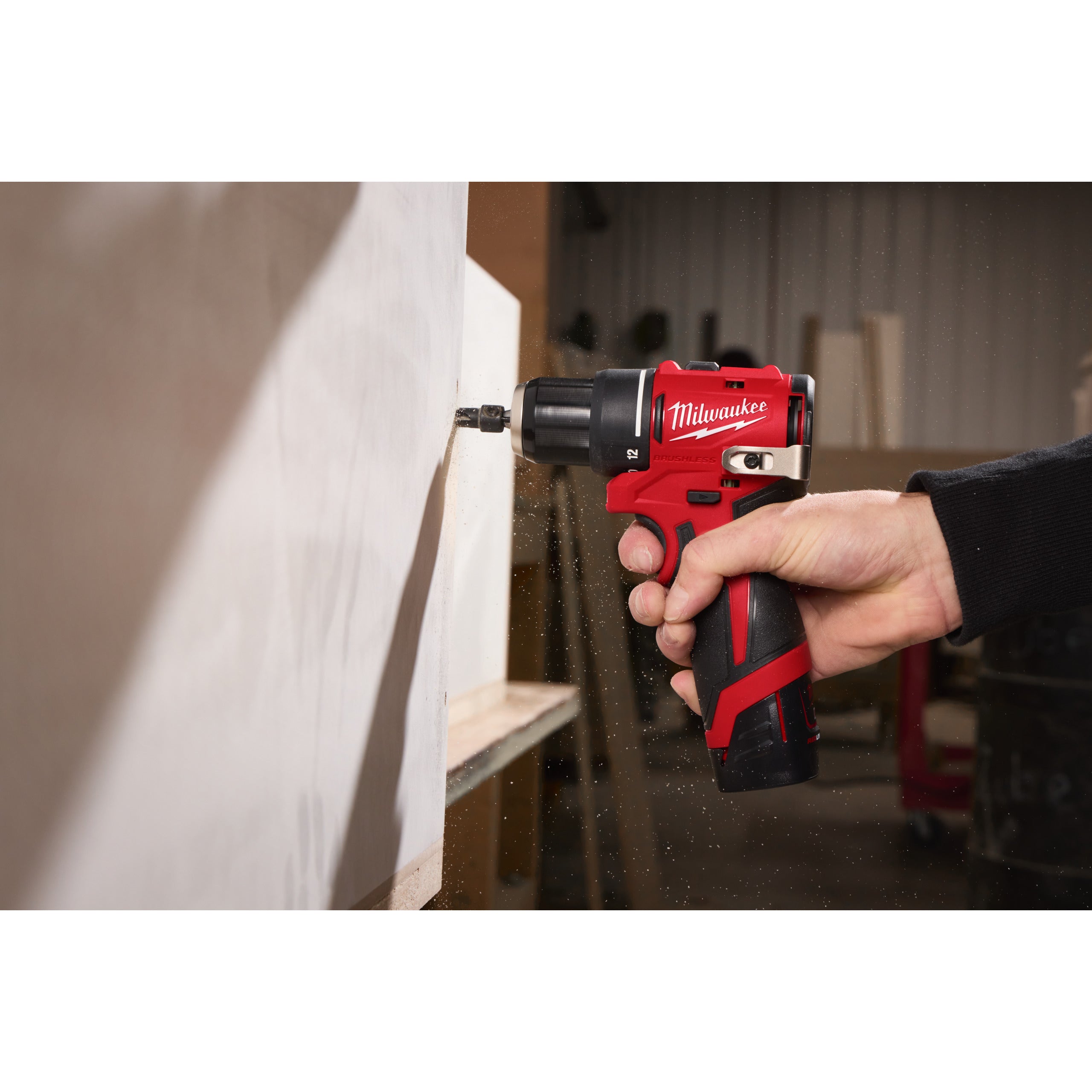 Mașină compactă de găurit și înșurubat Milwaukee M12 BLDDRC-201C, fără perii, cod 4933502730