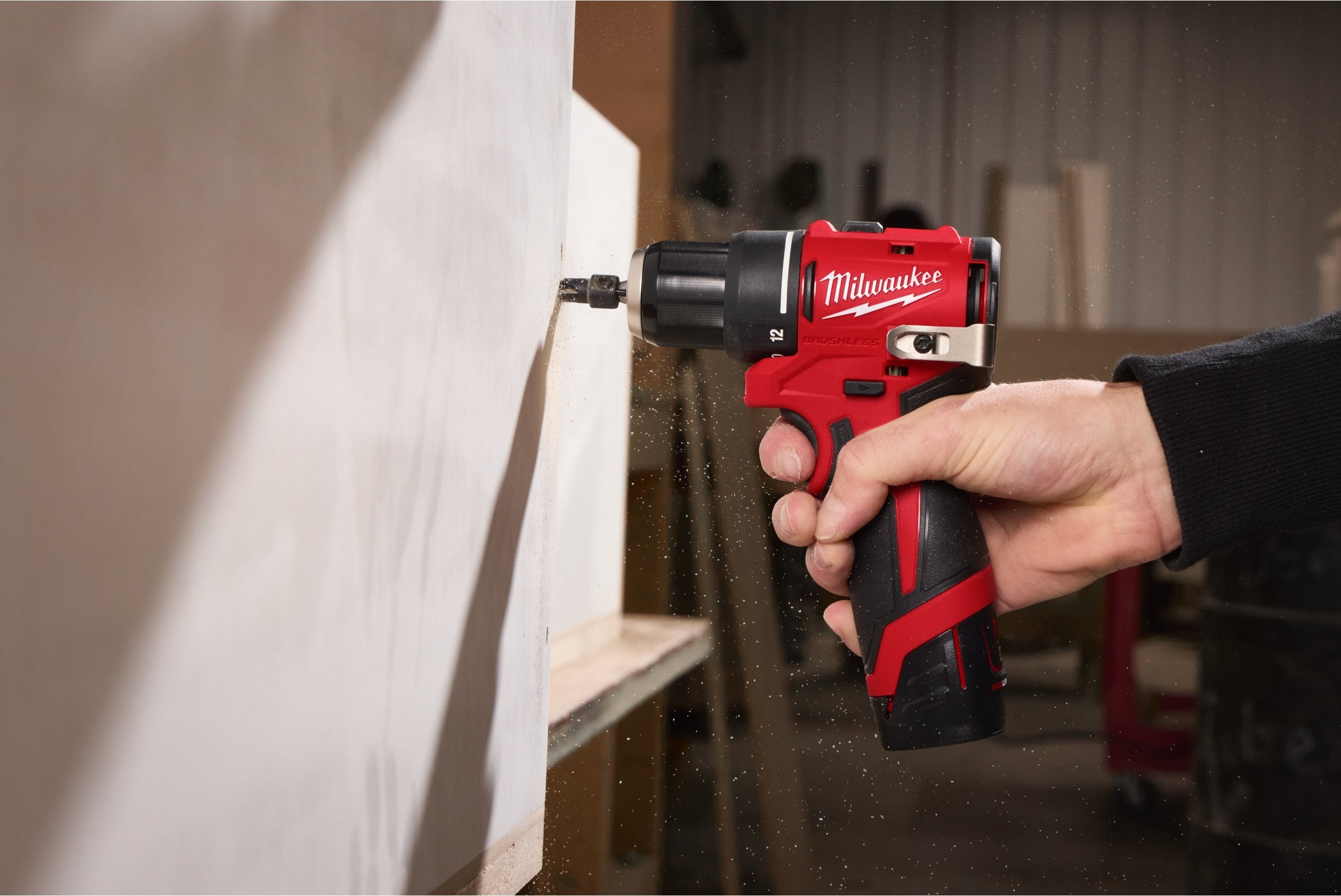 Mașină de găurit compactă Milwaukee M12 BLPDRC, cu percuție și motor fără perii
