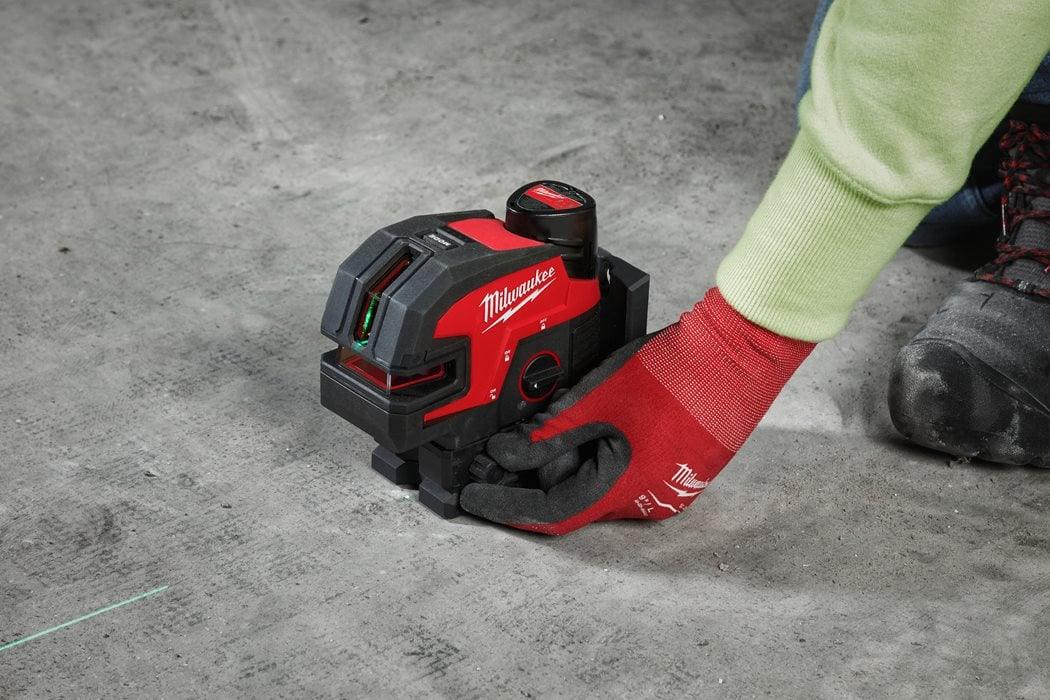 Nivelă laser Milwaukee M12 CLL4P-301C cu linie transversală cu 4 puncte, cutie plastic, suport de prindere, placă țintă cu vizibilitate ridicată, 1 x M12 B3, 1 x C12 C, 1 x cutie plastic, cod 4933479203 - BIG STORE (Dynamic Tools SRL)