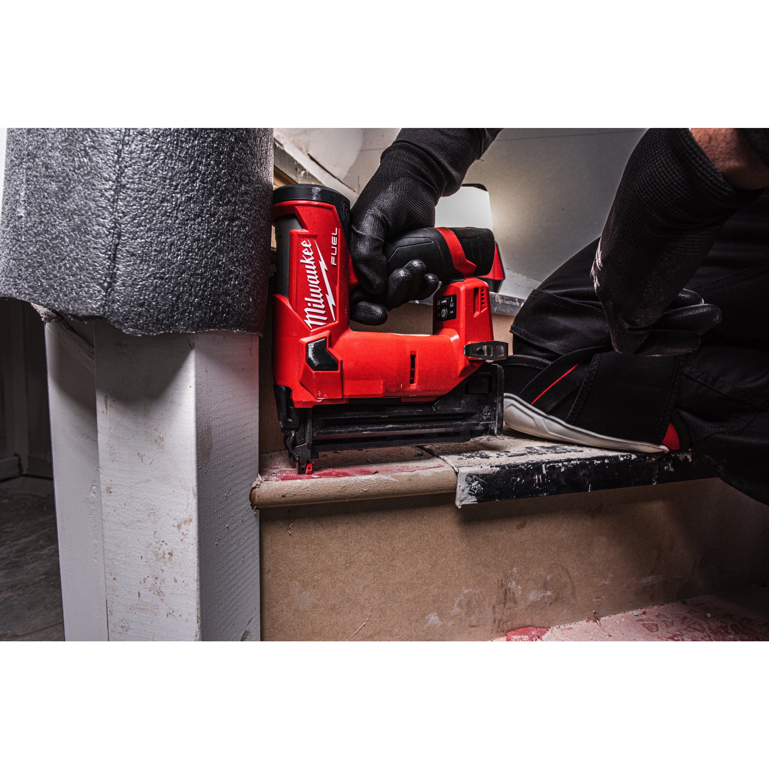 Pistol pentru cuie 18 GA Milwaukee M12 FCN18GS-202X FUEL™, cod 4933493355