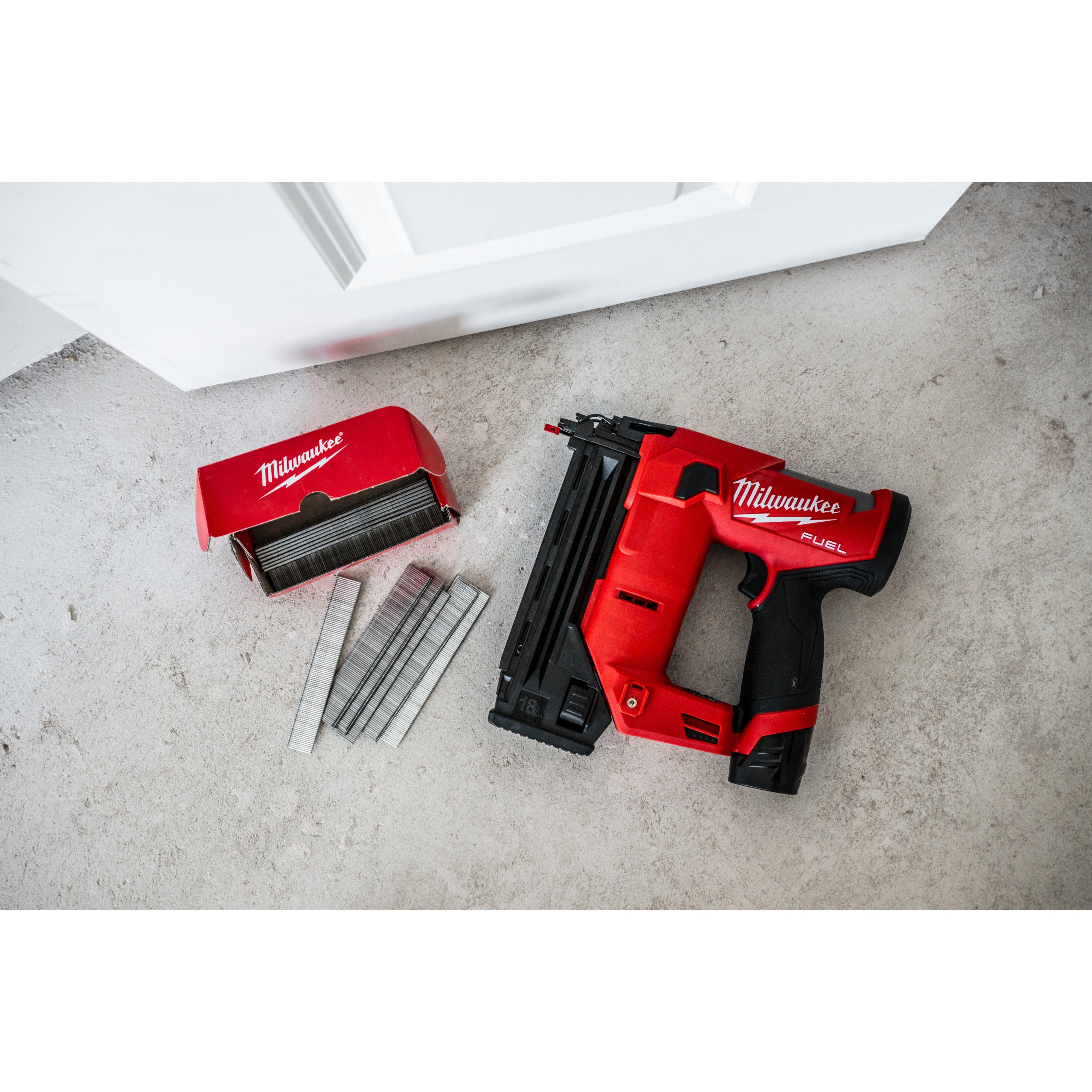Pistol pentru cuie 18 GA Milwaukee M12 FCN18GS-202X FUEL™, cod 4933493355