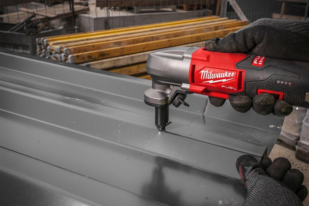 Mașină de tăiat tablă Milwaukee M12FNB16-0, 1,6 MM, FUEL™, fără cutie, cod 4933479617 - BIG STORE (Dynamic Tools SRL)