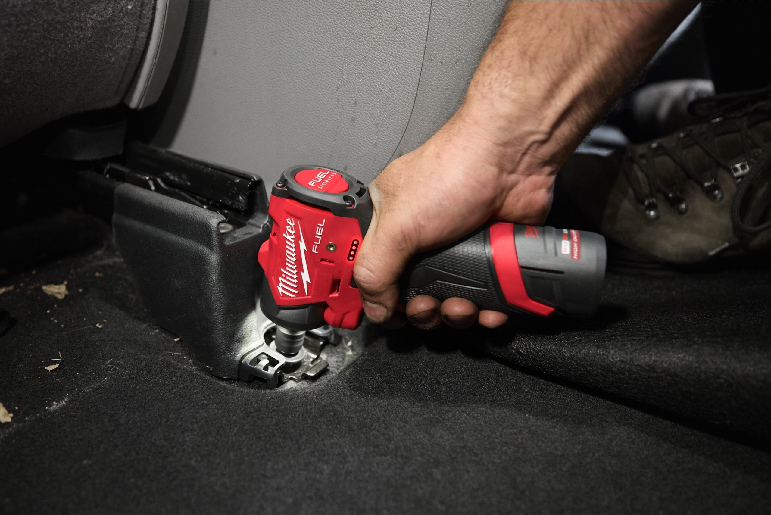 Cheie sub-compactă de impact Milwaukee M12 FSCIWF14 ¼″ FUEL™ cu inel de fixare