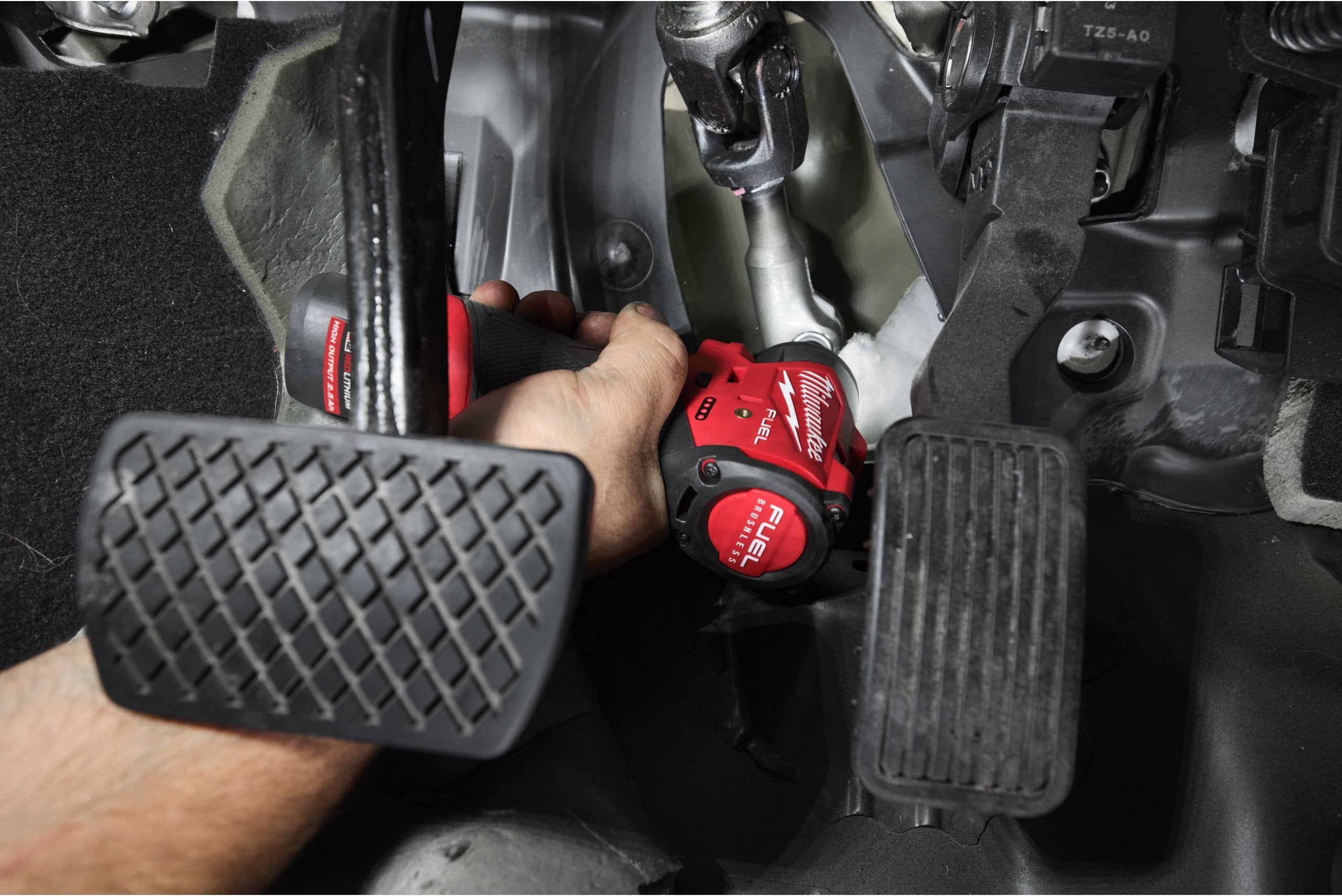 Cheie sub-compactă de impact Milwaukee M12 FSCIWF14 ¼″ FUEL™ cu inel de fixare