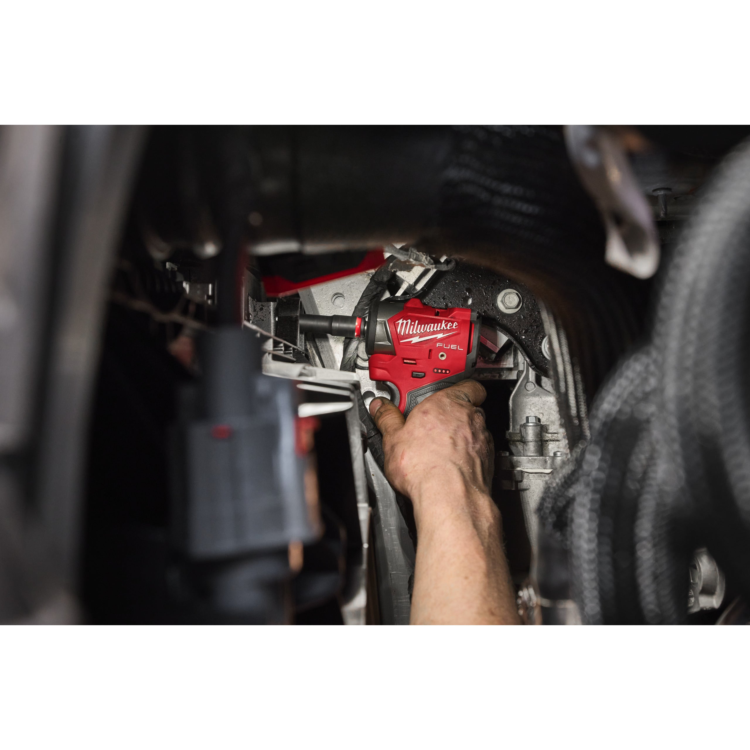 Cheie sub-compactă de impact ⅜″ Milwaukee M12 FSCIWF38-0 FUEL™ cu inel de fixare, cod 4933498969