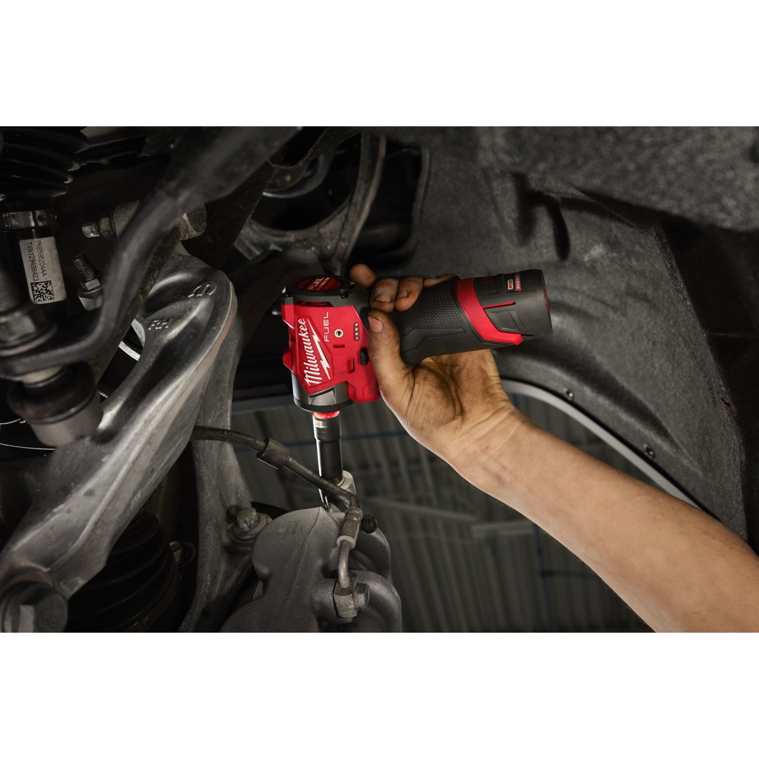 Cheie sub-compactă de impact ⅜″ Milwaukee M12 FSCIWF38-0 FUEL™ cu inel de fixare, cod 4933498969