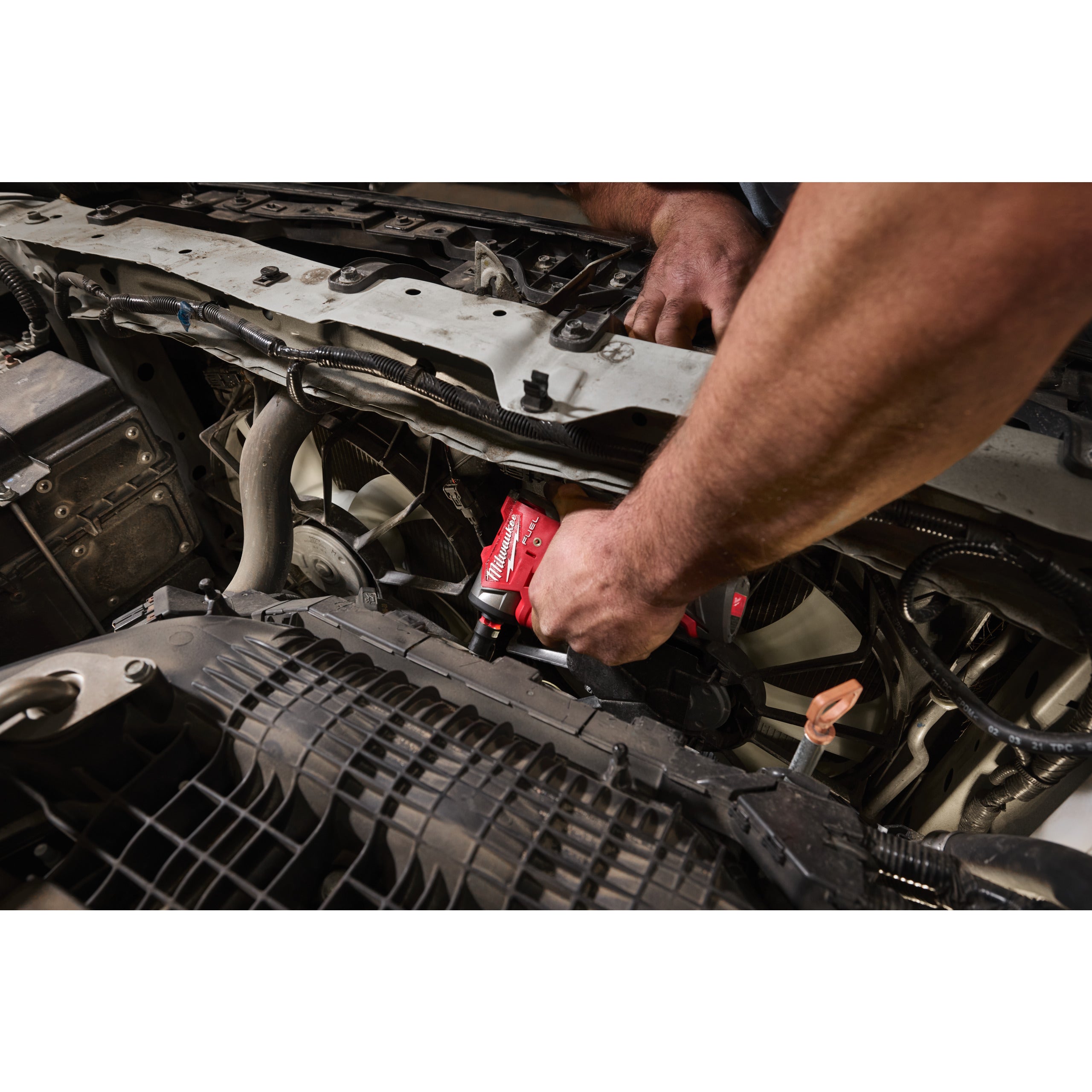 Cheie sub-compactă de impact ⅜″ Milwaukee M12 FSCIWF38-0 FUEL™ cu inel de fixare, cod 4933498969