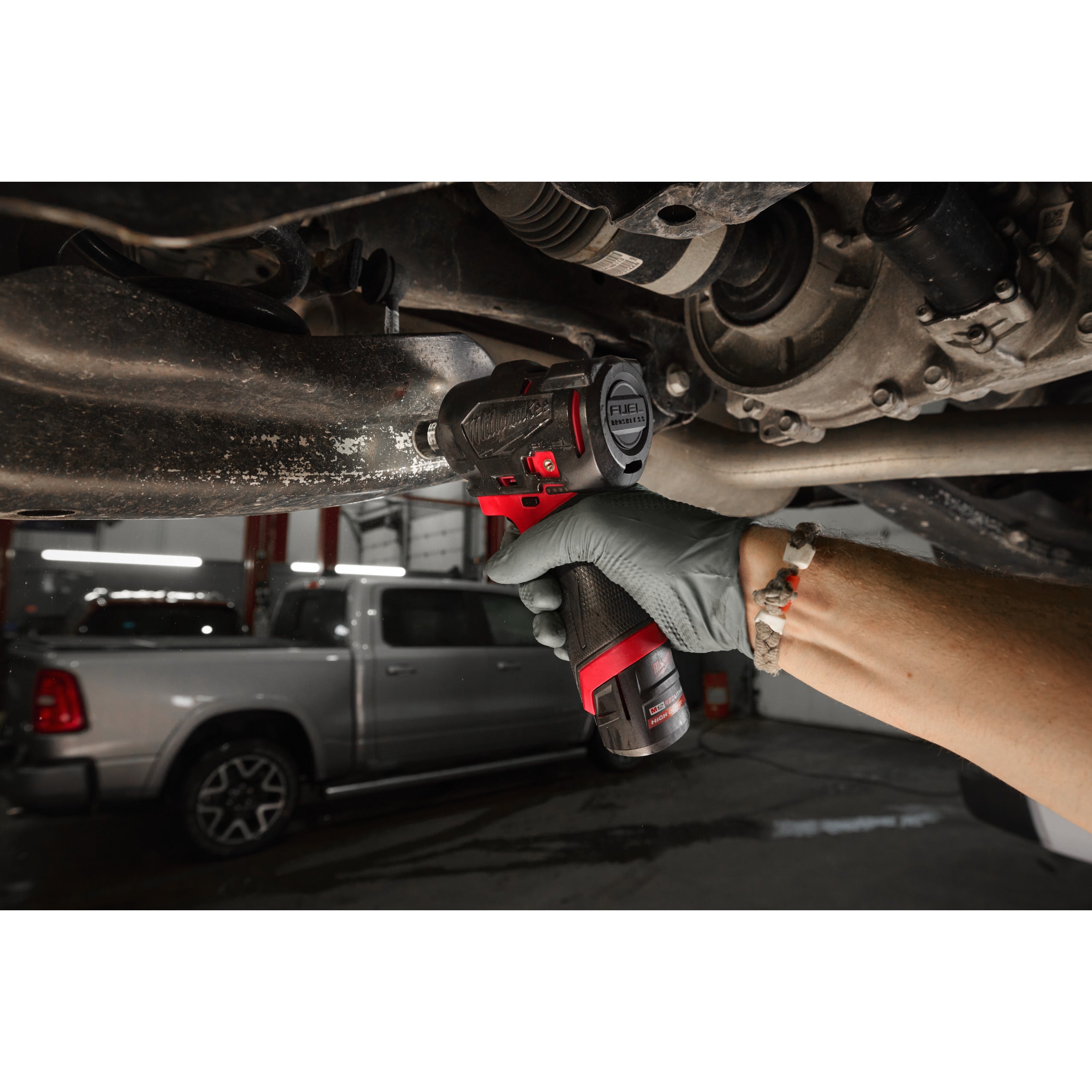 Cheie sub-compactă de impact ⅜″ Milwaukee M12 FSCIWF38-0 FUEL™ cu inel de fixare, cod 4933498969