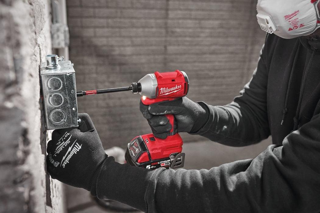 Cheie de impact Milwaukee ¼″ HEX 18V M18 BLIDR-502X, motor fără perii, 2 x M18 B5 acumulator, M12-18 FC încărcător, 1 x cutie HD, cod 4933492843 - BIG STORE (Dynamic Tools SRL)