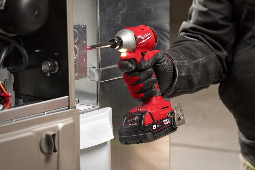 Cheie de impact Milwaukee ¼″ HEX 18V M18 BLIDR-502X, motor fără perii, 2 x M18 B5 acumulator, M12-18 FC încărcător, 1 x cutie HD, cod 4933492843 - BIG STORE (Dynamic Tools SRL)