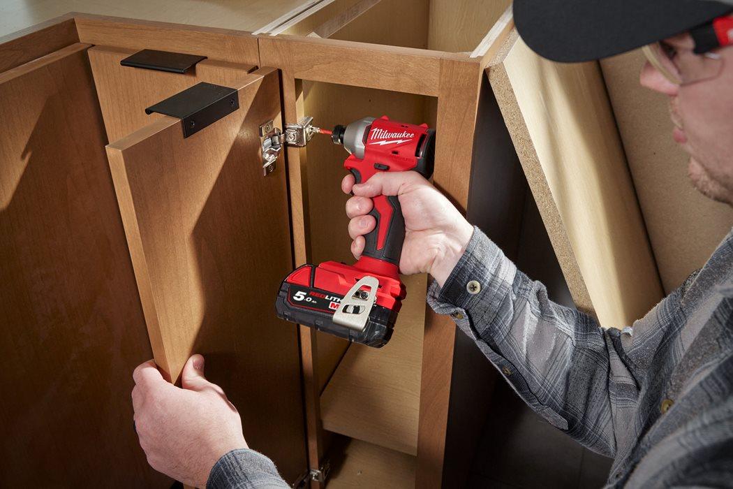 Cheie de impact Milwaukee ¼″ HEX 18V M18 BLIDR-502X, motor fără perii, 2 x M18 B5 acumulator, M12-18 FC încărcător, 1 x cutie HD, cod 4933492843 - BIG STORE (Dynamic Tools SRL)