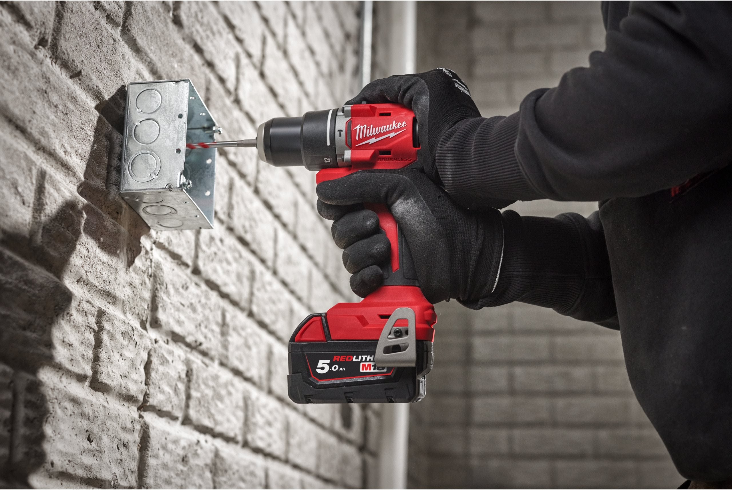Mașină de găurit compactă cu percuție și motor fără perii Milwaukee M18 BLPDRC-202C, 62Nm, 18V, cod 4933492822
